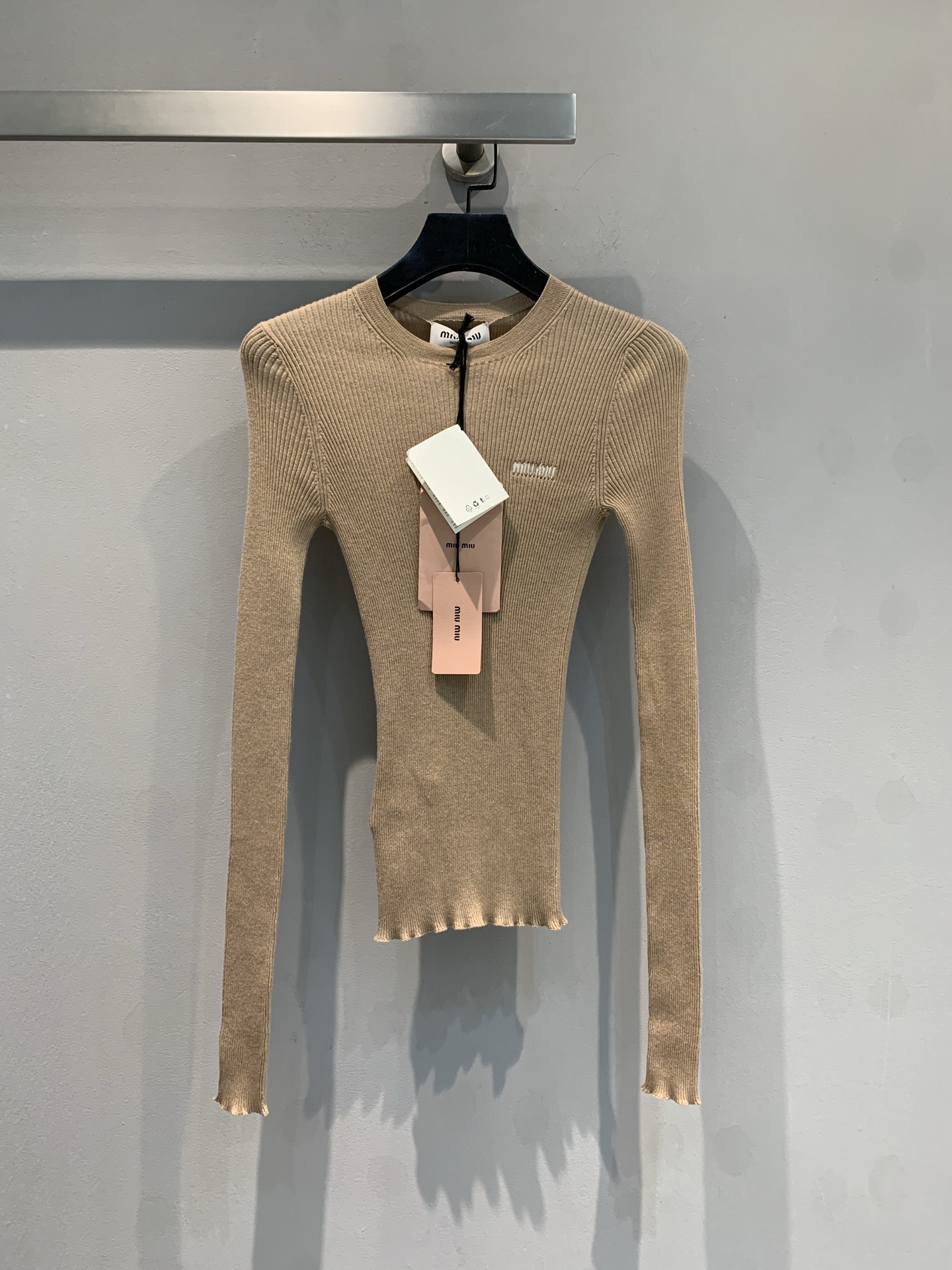 NO:335240,The new model is shipped. Original real shot. Miumi*2025 early spring new letter embroidered cashmere silk-blend base shirt. It uses top-grade cashmere and silk-blend fabric. It is soft and smooth, smooth and shiny, camel-colored main tone, slim tailoring, fitting curves but not tight. The round neck is simple, revealing elegant temperament. The brand logo is low-key on the chest, which is an inadvertent exquisite display. The upper body instantly seems to be gently embraced, and the cashmere and silk blend material is breathable and warm, bringing the ultimate skin-friendly experience. Whether it is to attend a banquet with a skirt or combine it with jeans to create a daily casual style, it can be easily controlled, allowing you to show your unique charm in any occasion. SML,,miumiu, skirts, jeans, real silk, alexander wang19860909新款出货啦 原版实拍 Miumi*2025早春新款字母刺绣羊绒真丝混纺打底衫.采用顶级羊绒与真丝混纺面料.亲肤柔软吧,顺滑光泽,驼色主调,修身剪裁,贴合曲线却不紧绷,圆领简约,流露优雅气质,品牌标识低调缀于胸前,是不经意间的精致彰显.上身瞬间,仿若被轻柔拥抱,羊绒与真丝混纺材质,透气又保暖,带来极致亲肤体验.无论是搭配裙装出席宴会,还是与牛仔裤组合打造日常休闲风,它都能轻松驾驭,让你在任何场合都绽放独特魅力.码数SML,,miumiu,skirts,jeans,real silk,alexander wang,Women's clothing