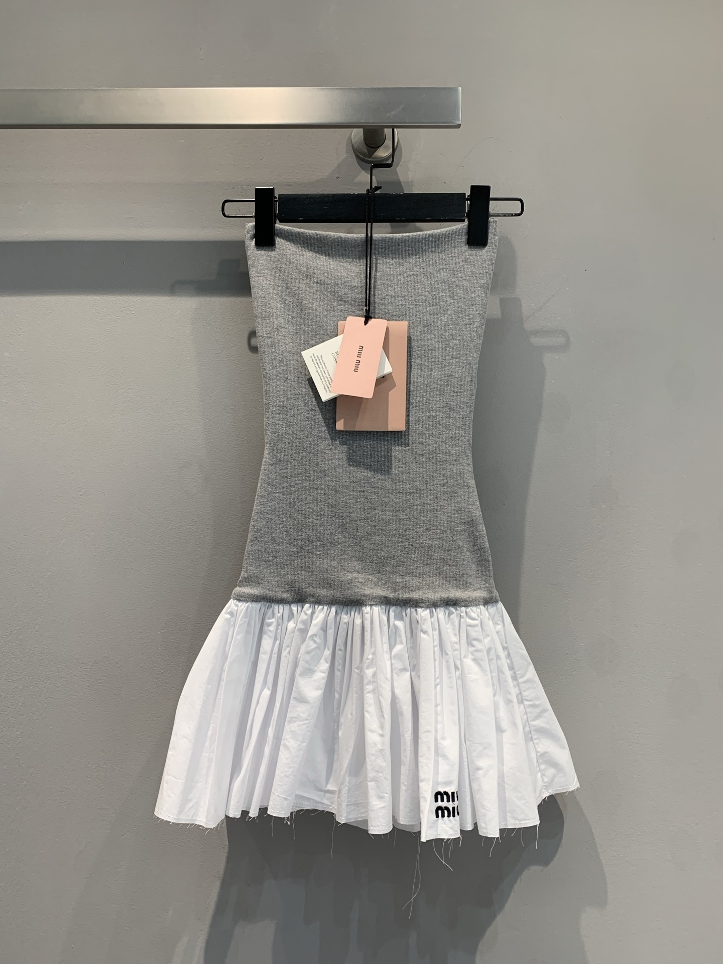 NO:326989,The new model is shipped. Original development Miumi*2025 spring and summer new contrasting two-piece strapless skirt. The upper part of M is made of cashmere comfortable fabric to fit the body, outlining graceful curves and showing the soft figure of women. The lower part of the color collides boldly, the grey calmness meets the agility of blue, the unique design of the skirt is like a lively note, swaying when walking, paired with white shoes and exquisite shoulder bags, strolling on the street, instantly becoming the focus of fashion; it is also a dazzling choice for parties and parties, with high heels and gorgeous accessories, and full of charm under the light. Size 36 38 40,,miumiu, high heels,satchels, skirts, alexander wang19860909新款出货啦 原版开发 Miumi*2025春夏新款撞色假两件抹胸裙.M上半部分以山羊绒舒适面料贴合身形,勾勒出曼妙曲线,展现女性柔美身姿.下半部分色彩大胆碰撞,灰色的沉稳遇上蓝色的灵动 ,裙摆的独特设计,似灵动音符,行走间摇曳生姿,搭配小白鞋与精致挎包,漫步街头,瞬间成为时尚焦点；也是派对聚会的亮眼选择,配上高跟鞋与华丽配饰,在灯光下尽情绽放魅力.码数36 38 40,,miumiu,high heels,satchels,skirts,alexander wang,Women's clothing