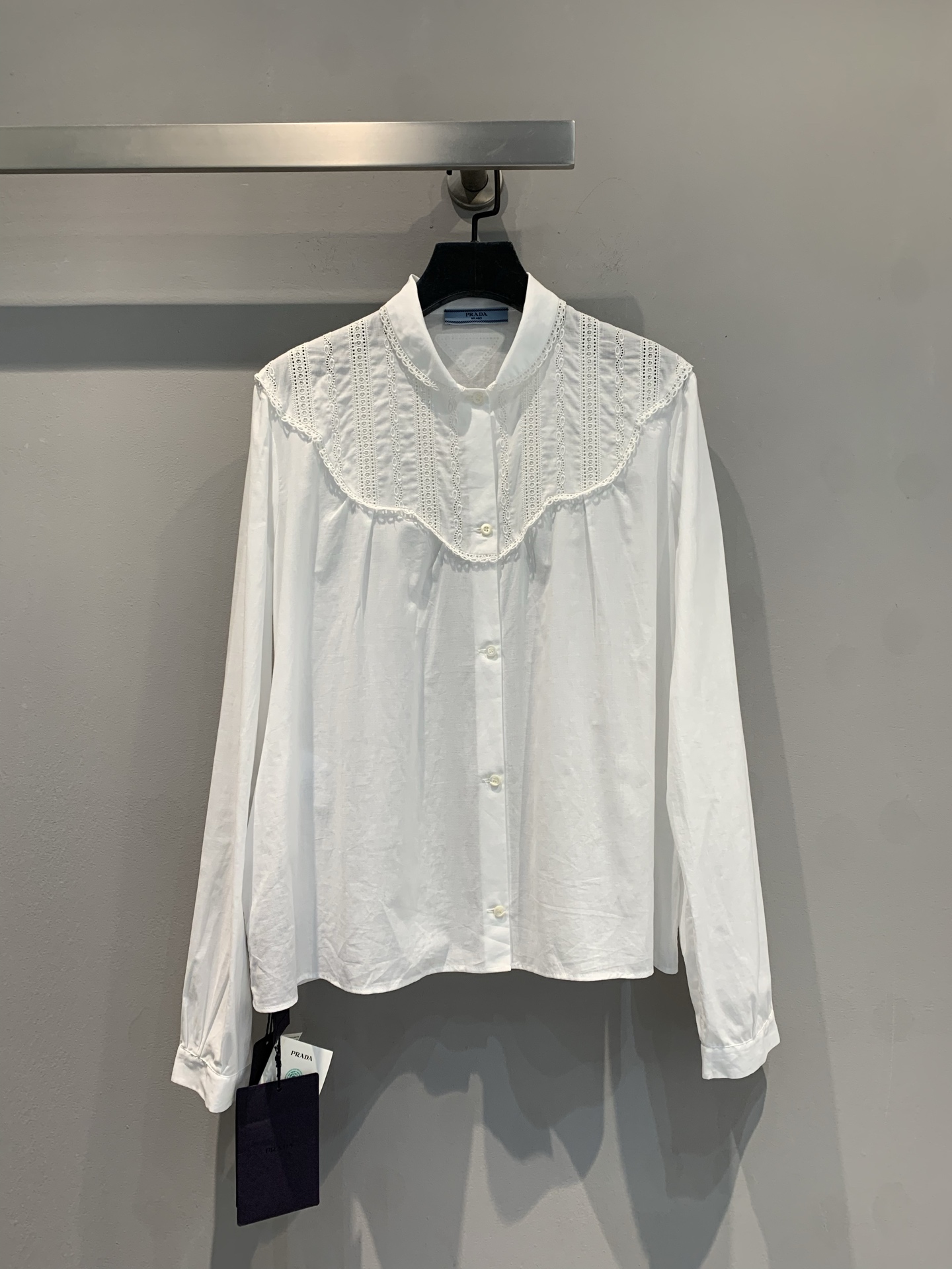 NO:413977,The new model is shipped. Original real shot. Prad*2025 early spring new hollow embroidered lace shirt. It is made of 100% pure cotton material, soft and skin-friendly, and the neckline is exquisite lace hollow pattern, outlining a romantic outline. The lantern sleeve design is retro and playful. It is fresh and eye-catching alone. It can easily create a sense of layering with a jacket, unlocking you a variety of fashionable styles. Number of codes 36 38 40,,prada, jackets & coats,alexander wang19860909新款出货啦 原版实拍 Prad*2025早春新款镂空刺绣花边衬衣.采用百分百纯棉材质,柔软亲肤,领口精致蕾丝镂空花纹,勾勒出浪漫轮廓.灯笼袖设计,复古又俏皮 .单穿清新吸睛,搭配外套亦能轻松打造层次感,为你解锁多样时尚造型.码数36 38 40,,prada,jackets & coats,alexander wang,Women's clothing