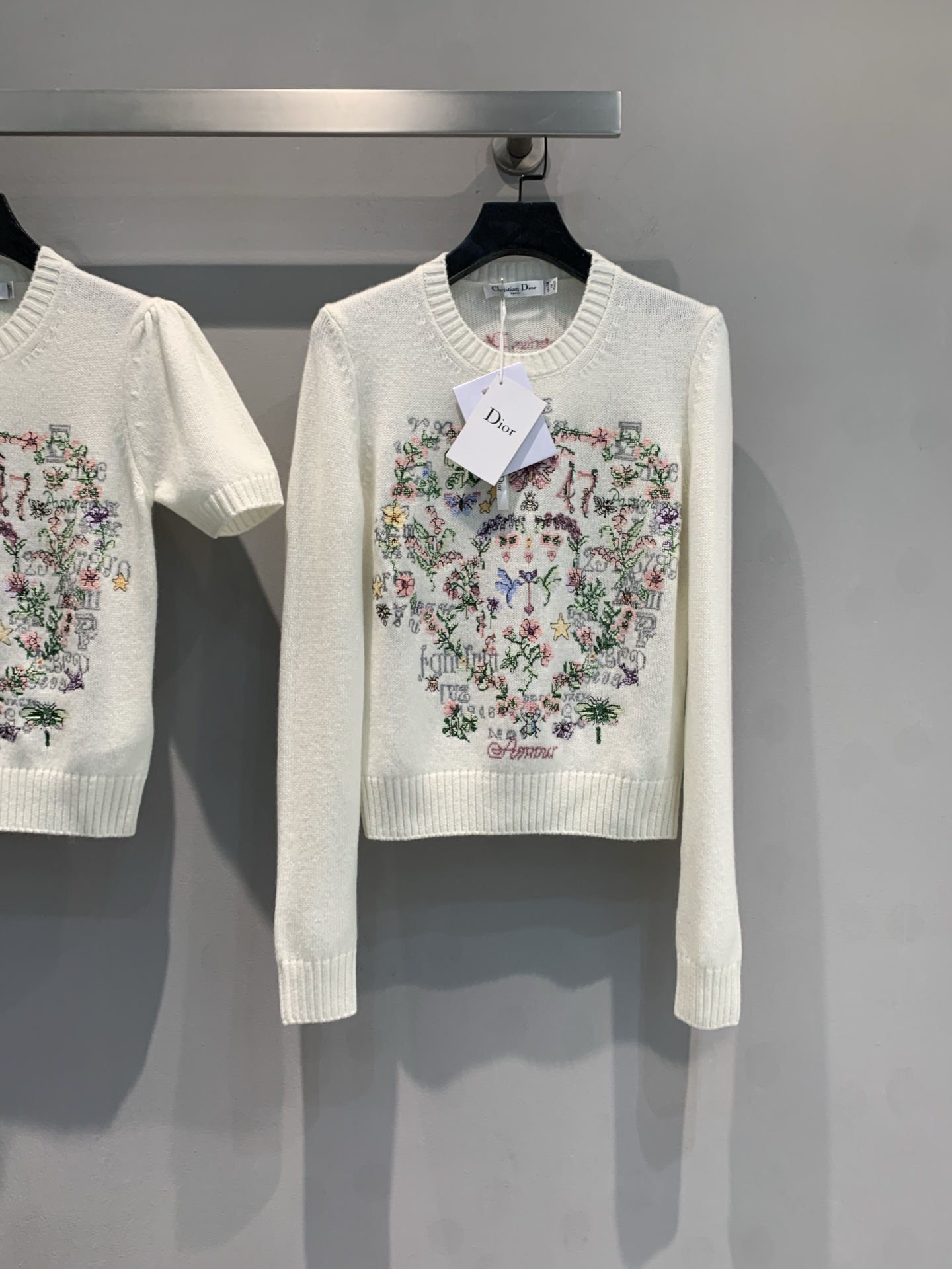 NO:605610,The new model is shipping. M original development CD early spring new Monet garden embroidery pattern knitted long sleeves. Made of thin and soft cashmere material. The yarn upper body is three-dimensional and light, skin-friendly. The soft touch feels comfortable and comfortable in daily life. The whole body is very playful, coquettish and temperamental. The shoulders are a bit puffy. The floral embroidery shows colorful colors. The version is relaxed and neat. Code number 36 38 40,, alexander wang19860909新款出货啦M 原版开发CD早春新款莫奈花园刺绣图案针织长袖 轻薄软糯的山羊绒材质,纱线上身立体轻盈,亲肤 轻柔触感演绎自在日常,整体很俏皮很嗲很气质,肩处有点泡泡肩,花卉刺绣中展现缤纷色彩,版型松弛利落 码数36 38 40,,alexander wang,Women's clothing