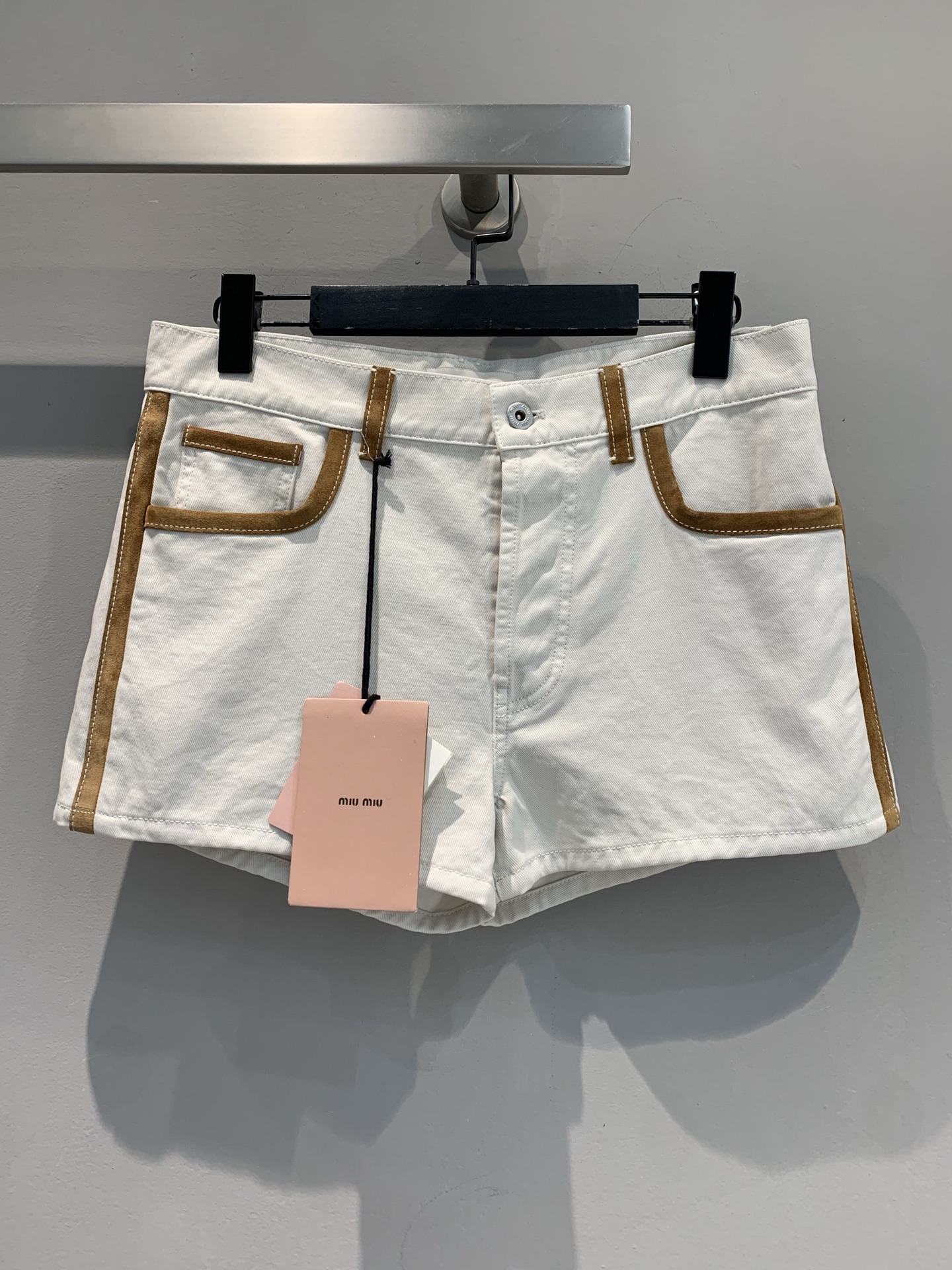 NO:432738,The new model is shipped. Original real shot. Miumi's new retro fashionable calfskin contrast denim shorts. These shorts make the fashion and exquisite. The main tone of the milky white denim is super clean, the brown leather splicing is instantly high-end, and the small details hit the fashionable heart~ The high-waist design hides the flesh and shows long legs. It is a sweet and cool style when paired with a short top in daily life. It is very famous with a small fragrant jacket. It is even more famous when wearing a movie on vacation!  Wear the summer pants that have to be locked in the fashionable wardrobe. Buy it with the right number SML, miumiu, shorts, jackets & coats, cowhide, alexander wang19860909新款出货啦 原版实拍 Miumi2025春夏新款复古时髦小牛皮撞色牛仔短裤.这条短裤把时髦和精致拿捏死了 奶白牛仔主调超干净,棕色皮料拼接瞬间高级,小细节狠狠戳中时尚心巴~高腰设计藏肉显腿长 日常搭短上衣走甜酷风,配小香风外套又很名媛,度假穿更是出片王炸！ 穿上直接自带贵气滤镜,时髦精衣柜里必须锁死的夏季神裤,买它准没错码数SML,,miumiu,shorts,jackets & coats,cowhide,alexander wang,Women's clothing