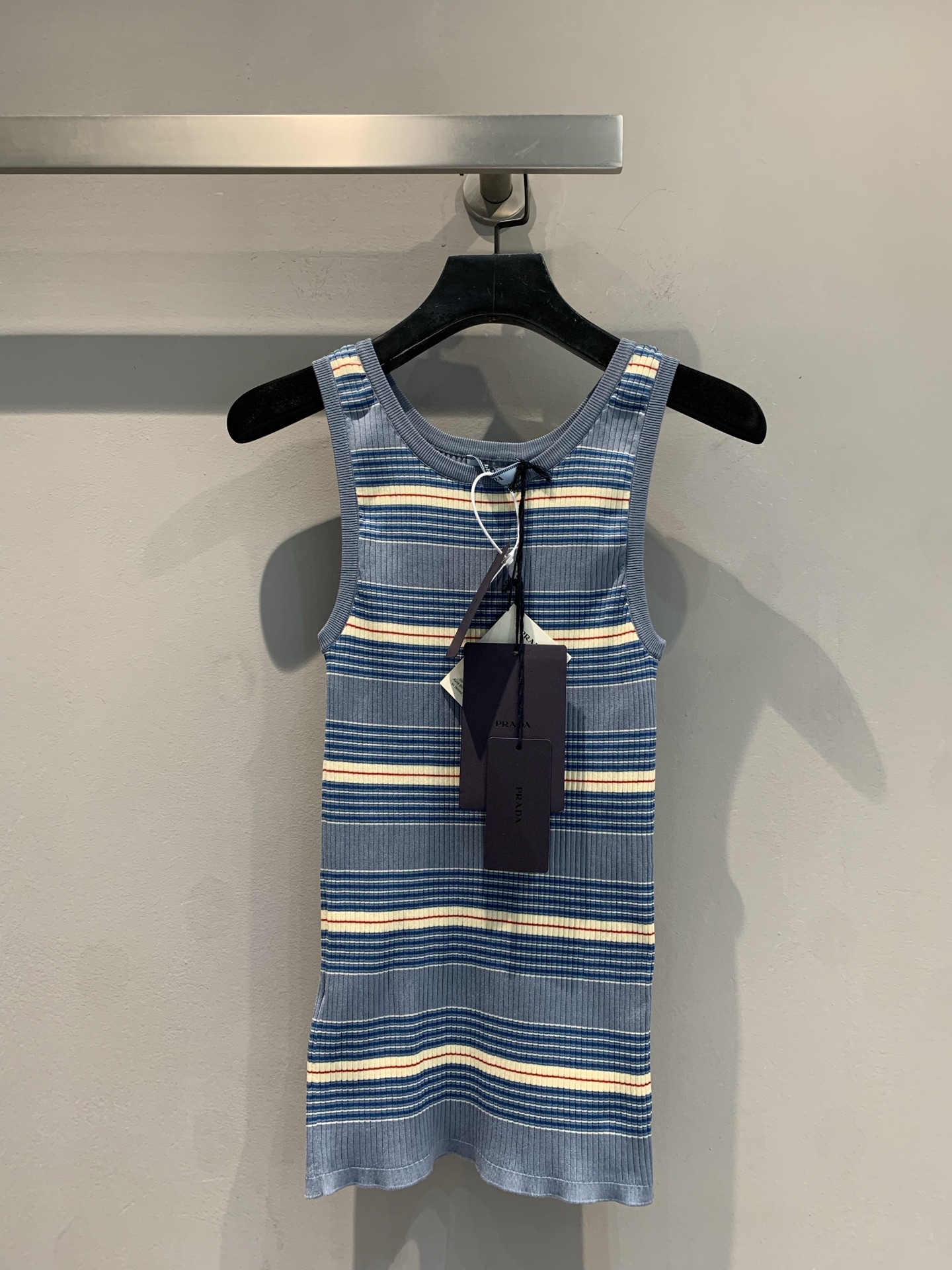 NO:426319,New models are shipped, original real shot, Prad*2025 spring and summer new fresh U-neck striped knitted vest. Summer 'stripe control' is ecstatic!  This vest dress is so beautiful that it is a striped vest that is being chased and asked about. Finally, it’s here!  Fresh blue and white stripes, with the refreshing feeling of sea salt soda. Slim-fitting tailoring + sleeveless design, hides flesh and shows the figure, outlines neat lines~ soft and glutinous pit strip fabric, which is breathable and not stuffy and sweaty. It is very suitable for daily wear on the street and on vacation. It is fashionable and layered. It is also very good to wear shirts and cardigans in seconds to become a layered expert!  Don't worry about not having new clothes in summer. This striped vest skirt, with one click, the relaxation and fashion sense. Number of codes 36 38 40,,prada,skirts,shirts,alexander wang19860909新款出货啦 原版实拍 Prad*2025春夏新款小清新U领条纹针织背心.夏日“条纹控”狂喜！这件背心裙美到开挂,被追着问 的条纹背心,终于来了！清新蓝白条纹,自带海盐汽水的清爽感 修身剪裁+无袖设计,藏肉又显身材,勾勒利落线条～软糯坑条面料,贴肤透气不闷汗,日常出街、度假穿都超适配 单穿时髦,叠穿也很绝,搭衬衫、开衫秒变层次感达人！别再发愁夏日没新衣,这条条纹背心裙,一键拿捏松弛感与时尚度.码数36 38 40,,prada,skirts,shirts,alexander wang,Women's clothing