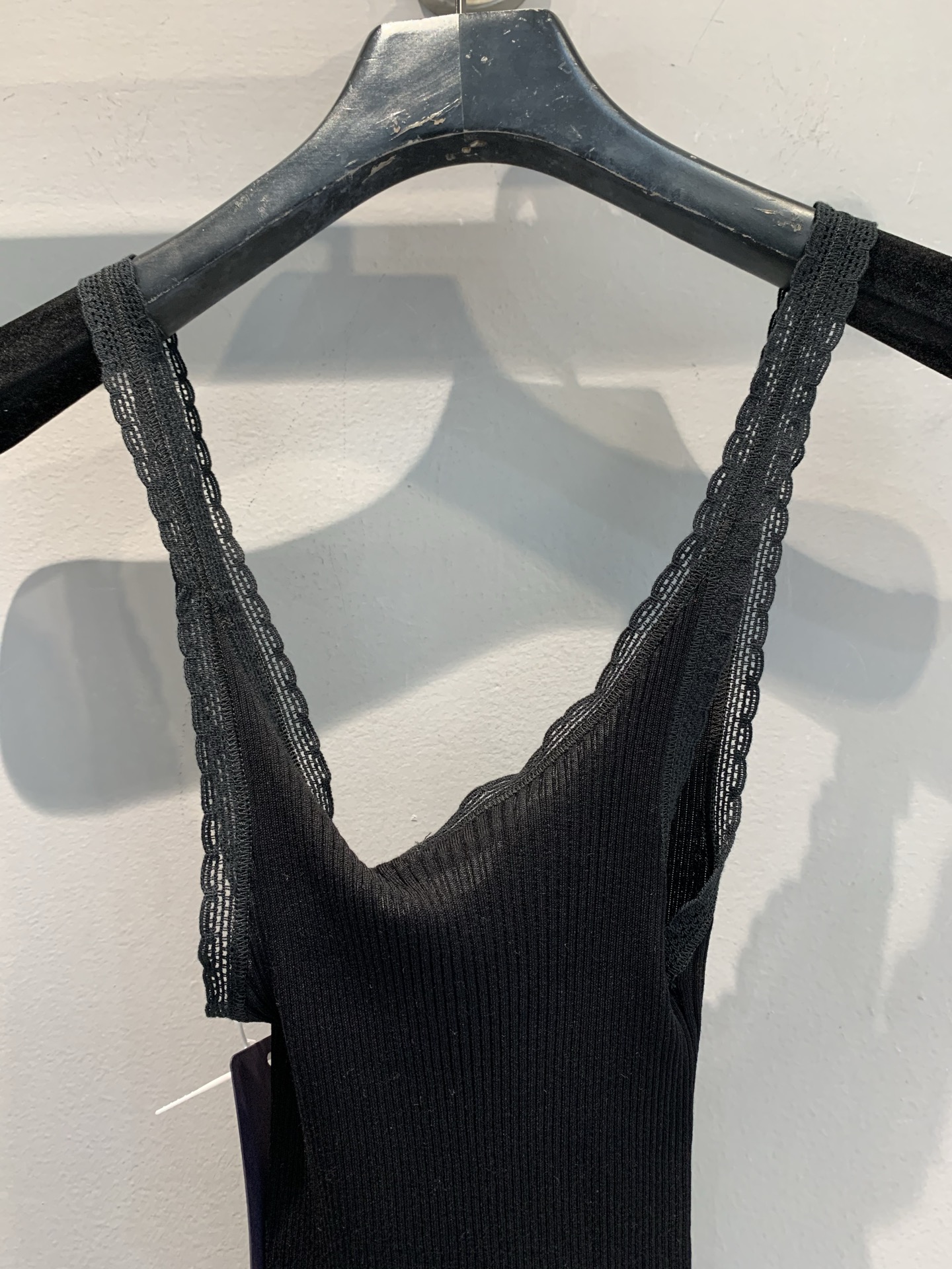 新款🔥出货啦📢 原版实拍 Prad*2025春夏新款三角标蕾丝花边吊带背心。自带氛围感的黑色吊带，谁穿谁