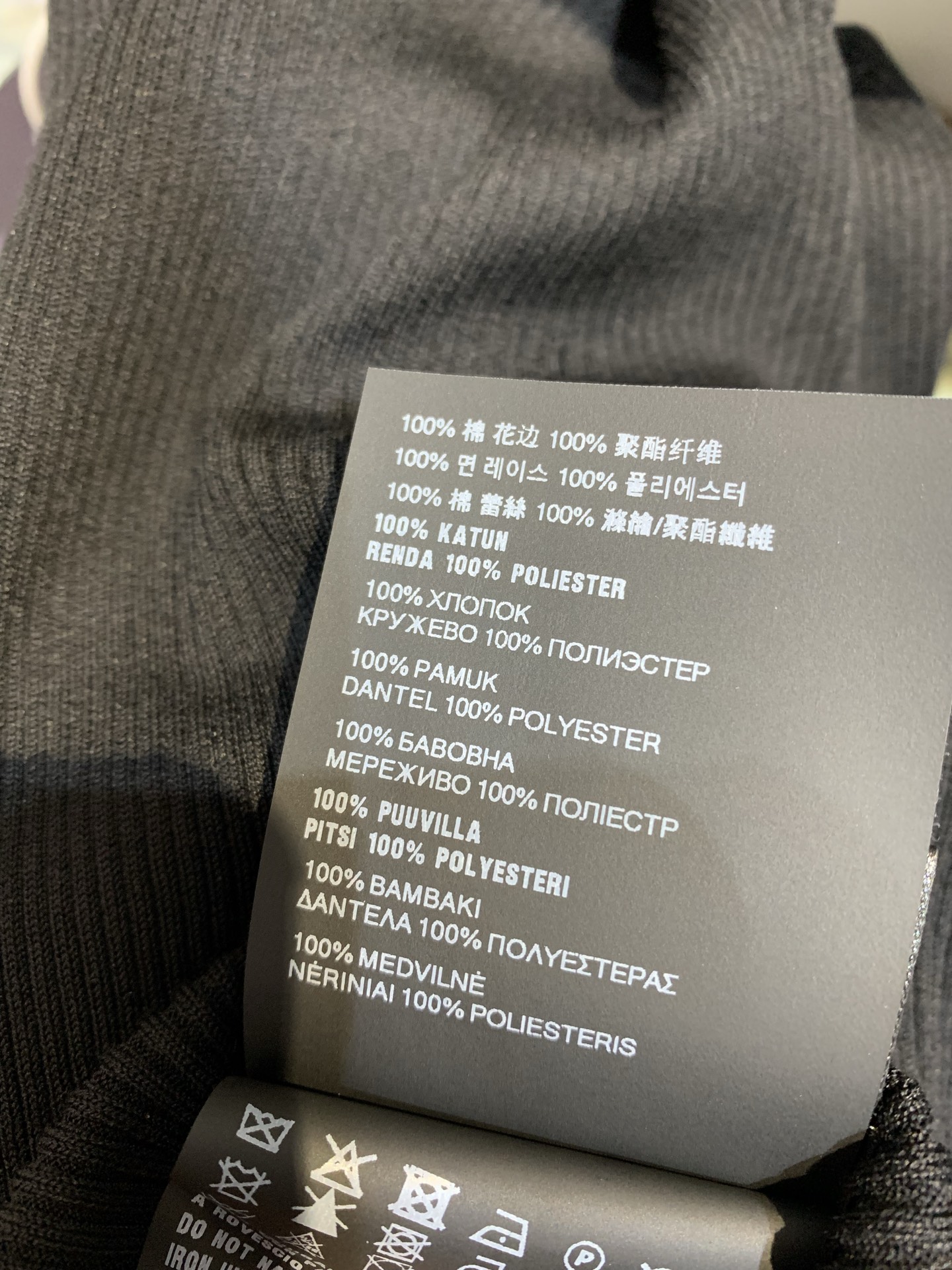 新款🔥出货啦📢 原版实拍 Prad*2025春夏新款三角标蕾丝花边吊带背心。自带氛围感的黑色吊带，谁穿谁