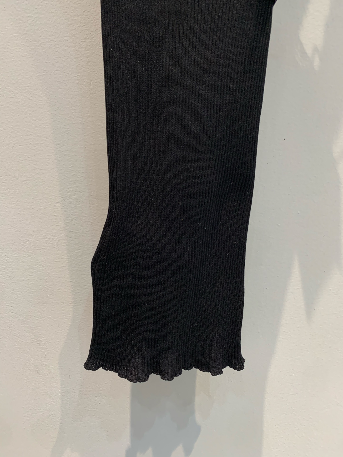 新款🔥出货啦📢 原版实拍 Prad*2025春夏新款三角标蕾丝花边吊带背心。自带氛围感的黑色吊带，谁穿谁