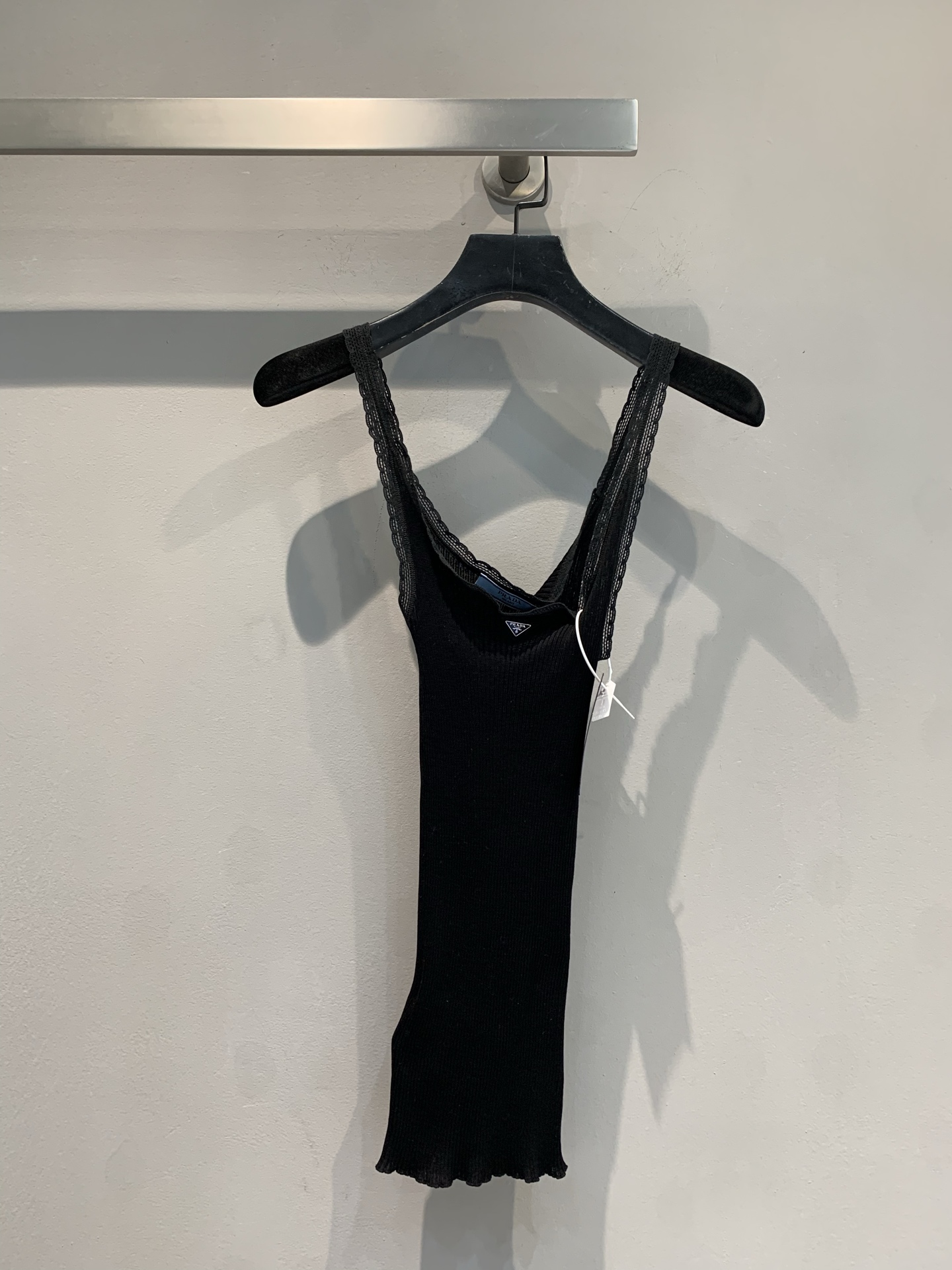 新款🔥出货啦📢 原版实拍 Prad*2025春夏新款三角标蕾丝花边吊带背心。自带氛围感的黑色吊带，谁穿谁