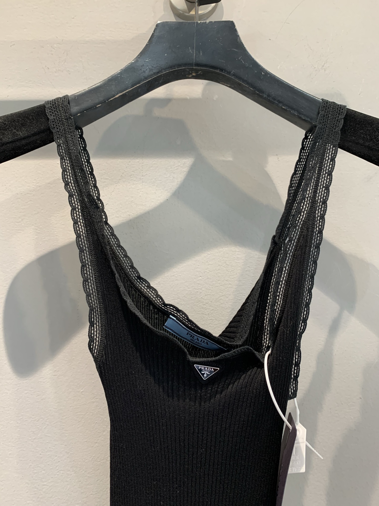 新款🔥出货啦📢 原版实拍 Prad*2025春夏新款三角标蕾丝花边吊带背心。自带氛围感的黑色吊带，谁穿谁