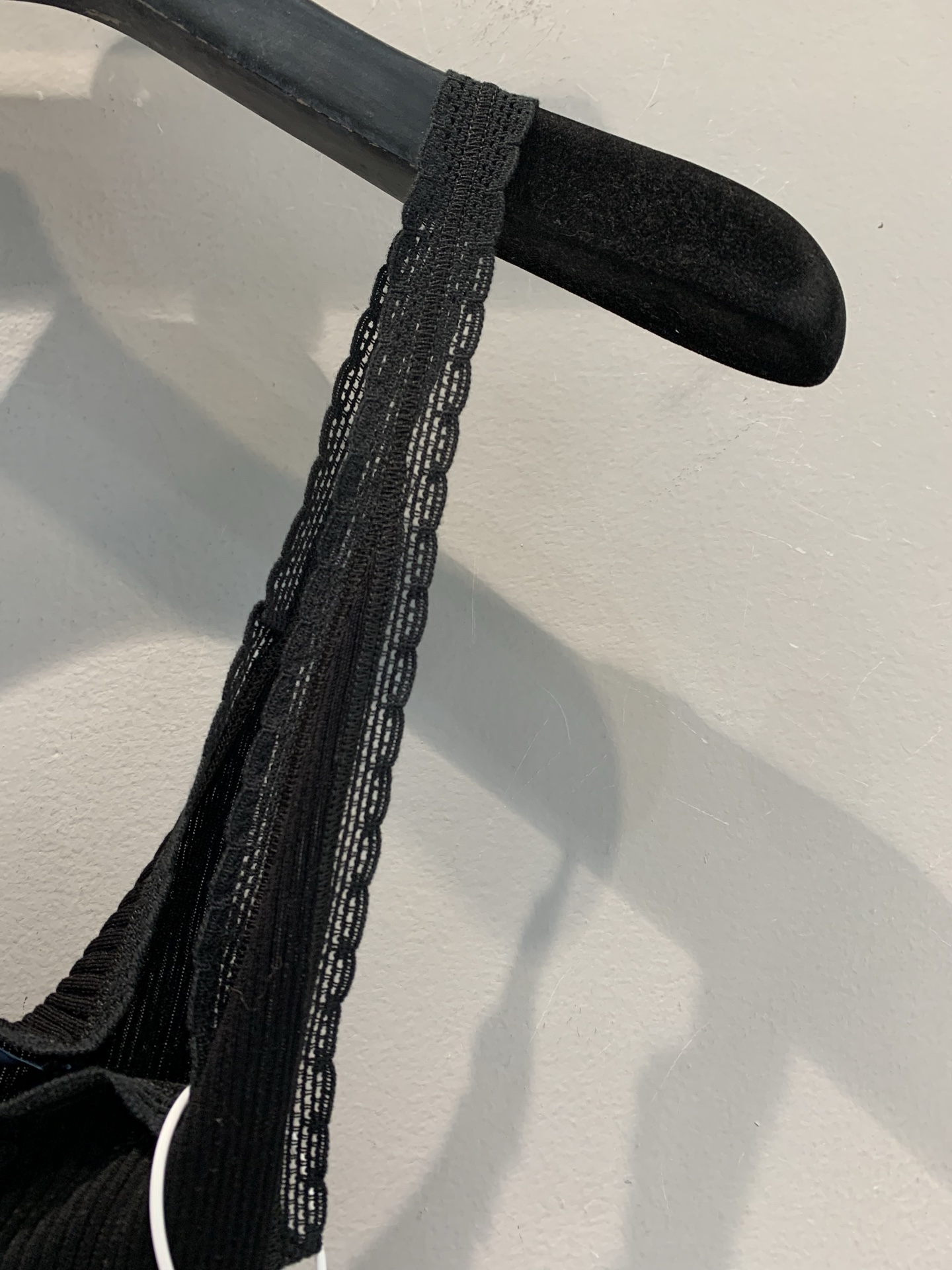 新款🔥出货啦📢 原版实拍 Prad*2025春夏新款三角标蕾丝花边吊带背心。自带氛围感的黑色吊带，谁穿谁