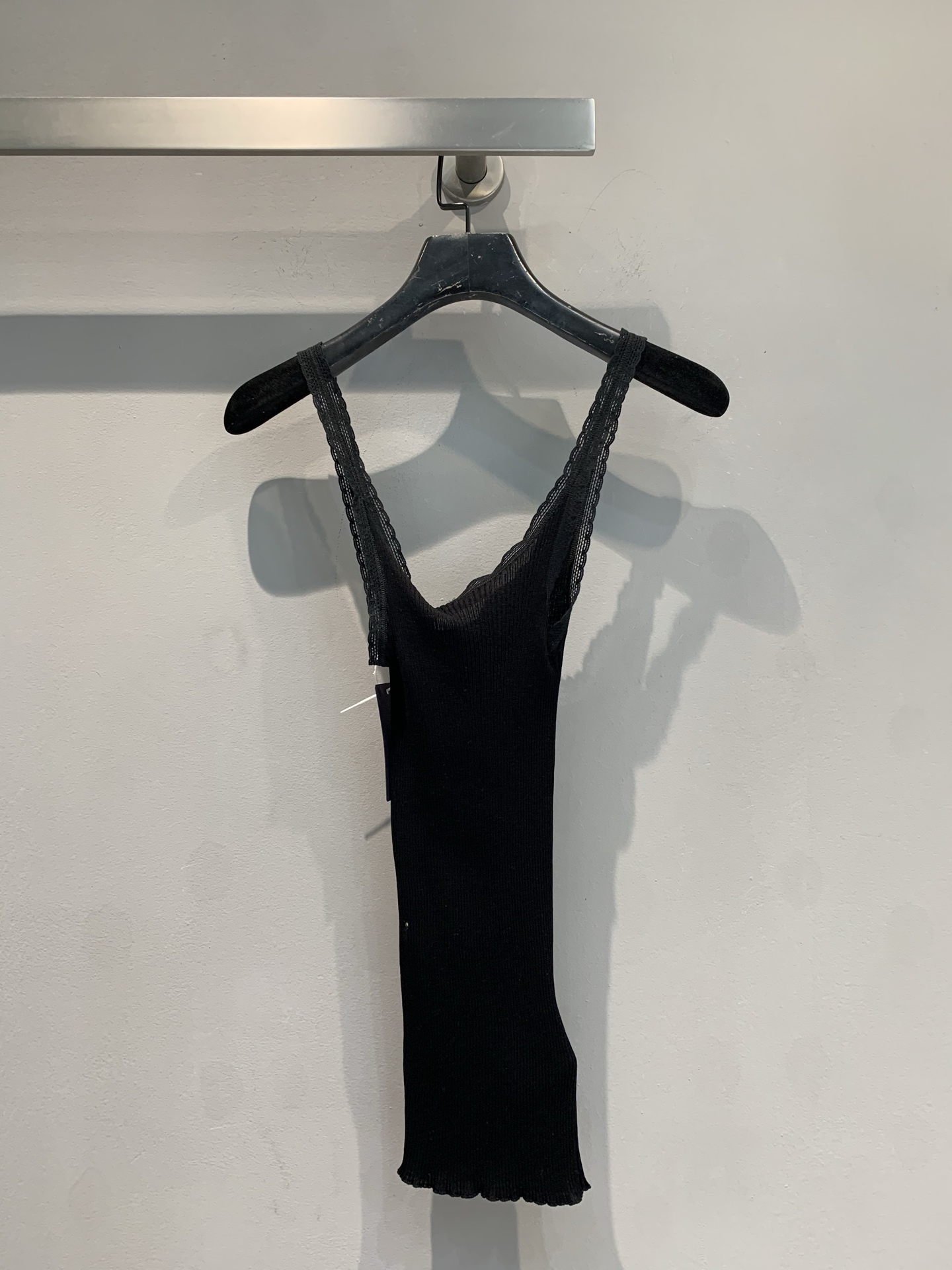 新款🔥出货啦📢 原版实拍 Prad*2025春夏新款三角标蕾丝花边吊带背心。自带氛围感的黑色吊带，谁穿谁