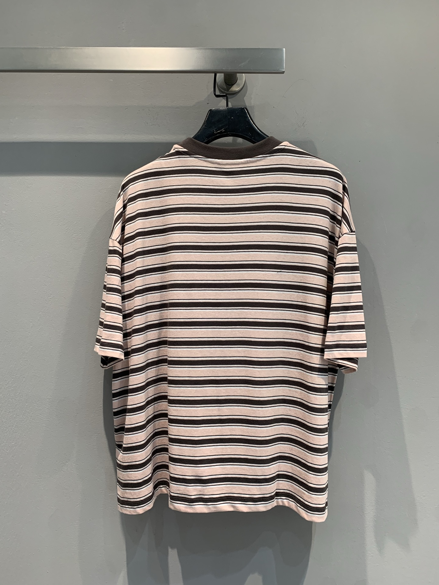 新款🔥出货啦📢 原版开发 Prad*2025春夏新款春夏新款圆领条纹T恤。 采用高品质纯棉面料，亲肤柔软