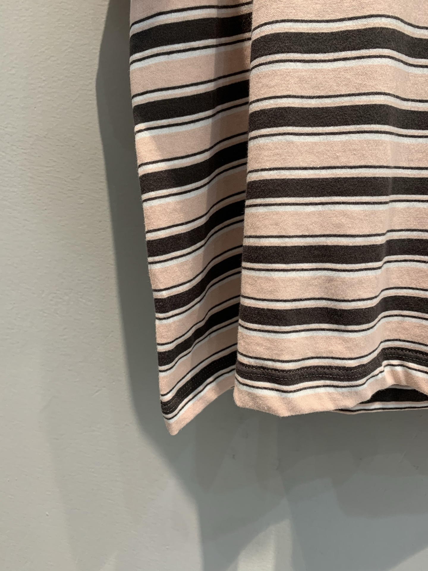 新款🔥出货啦📢 原版开发 Prad*2025春夏新款春夏新款圆领条纹T恤。 采用高品质纯棉面料，亲肤柔软