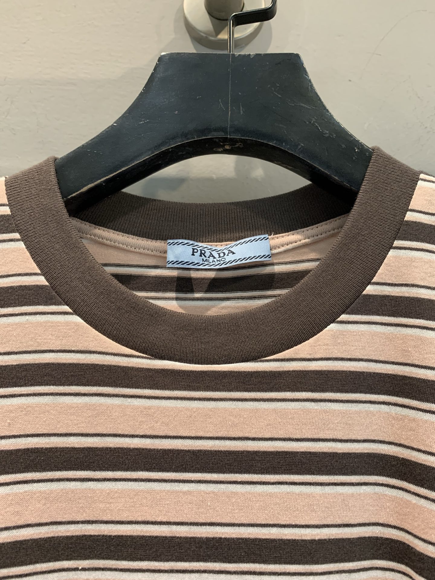新款🔥出货啦📢 原版开发 Prad*2025春夏新款春夏新款圆领条纹T恤。 采用高品质纯棉面料，亲肤柔软