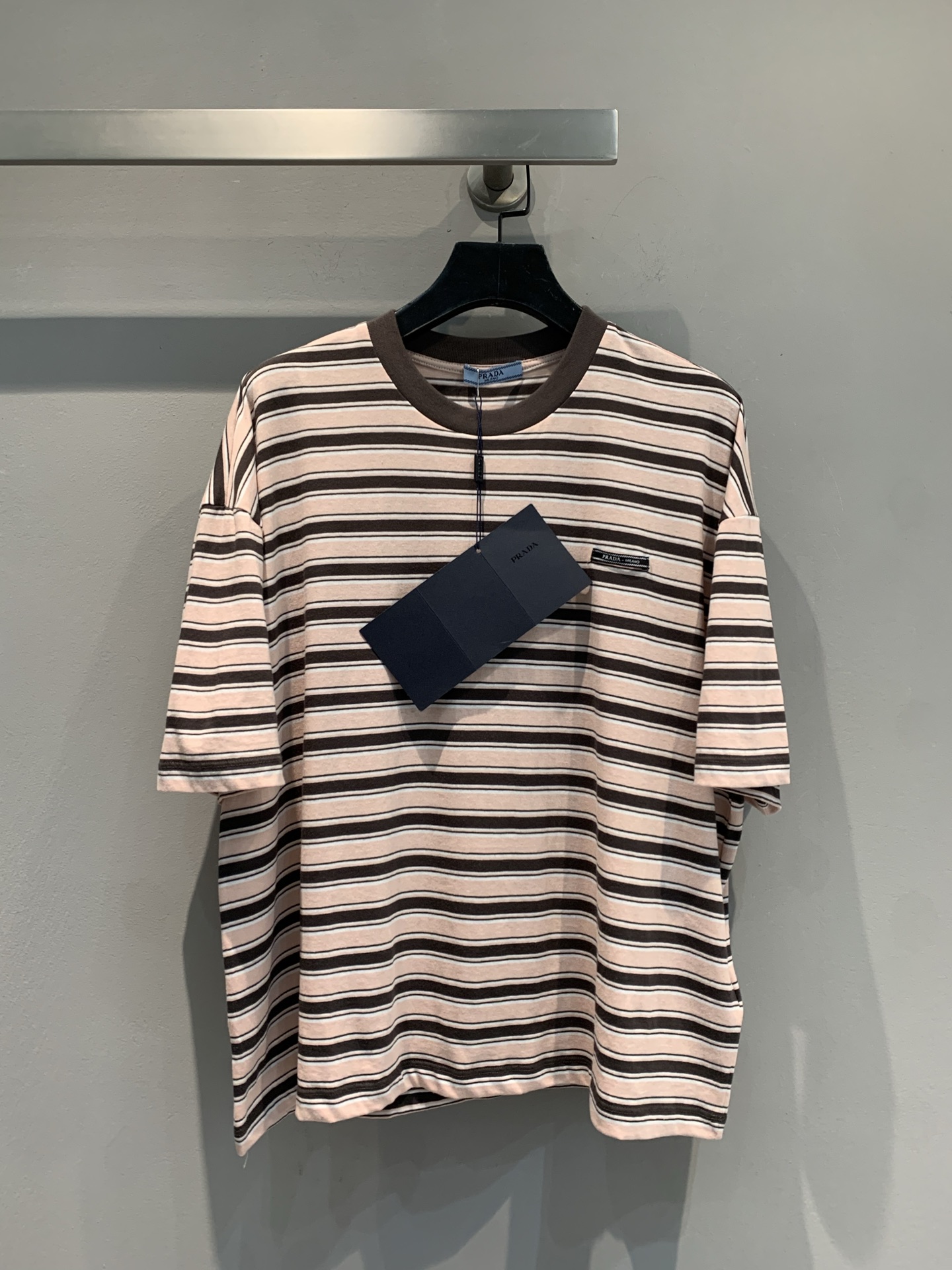 新款🔥出货啦📢 原版开发 Prad*2025春夏新款春夏新款圆领条纹T恤。 采用高品质纯棉面料，亲肤柔软