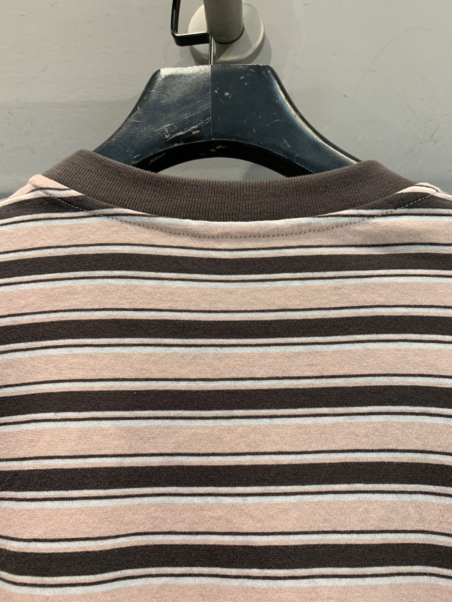 新款🔥出货啦📢 原版开发 Prad*2025春夏新款春夏新款圆领条纹T恤。 采用高品质纯棉面料，亲肤柔软