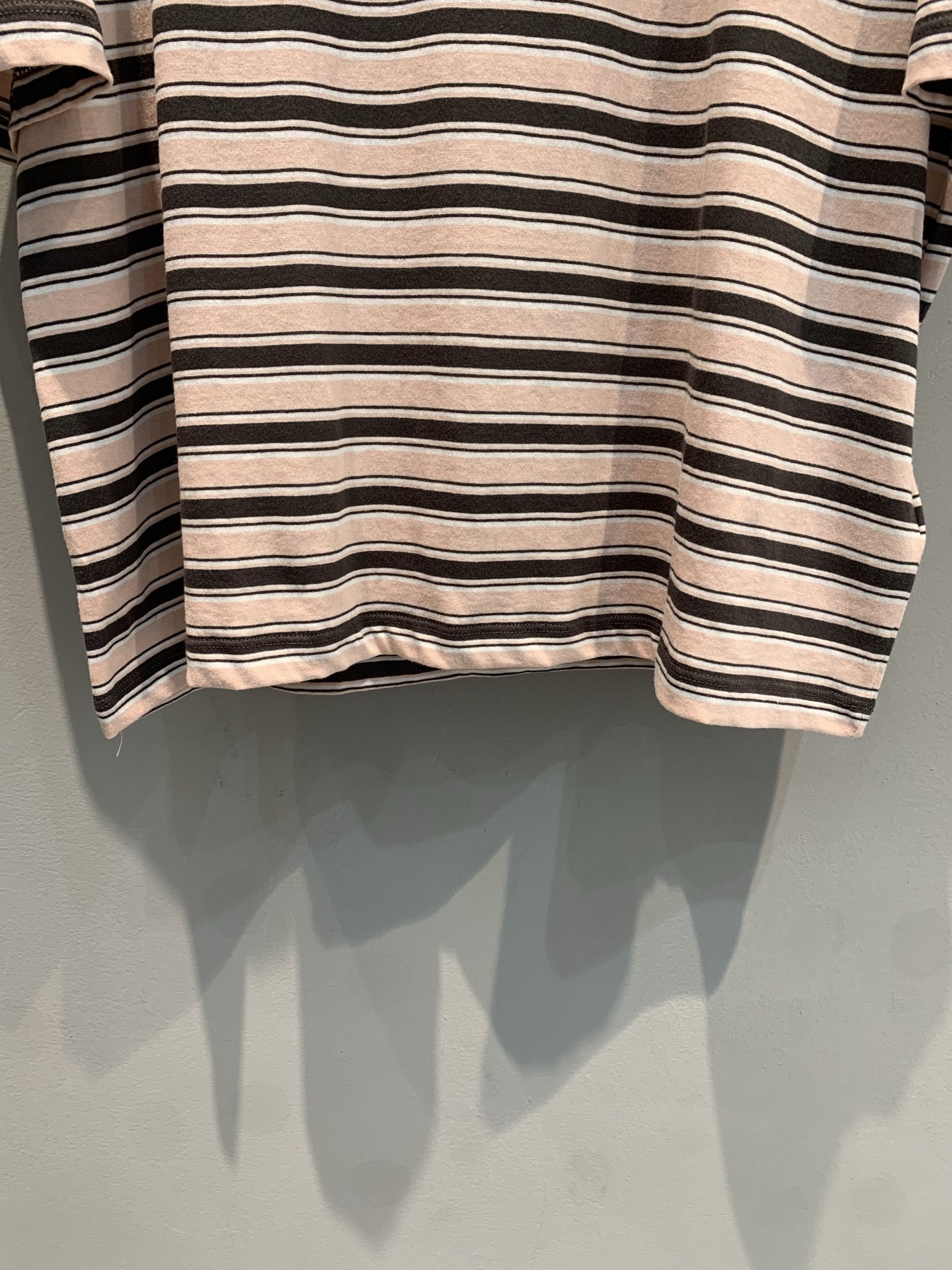 新款🔥出货啦📢 原版开发 Prad*2025春夏新款春夏新款圆领条纹T恤。 采用高品质纯棉面料，亲肤柔软