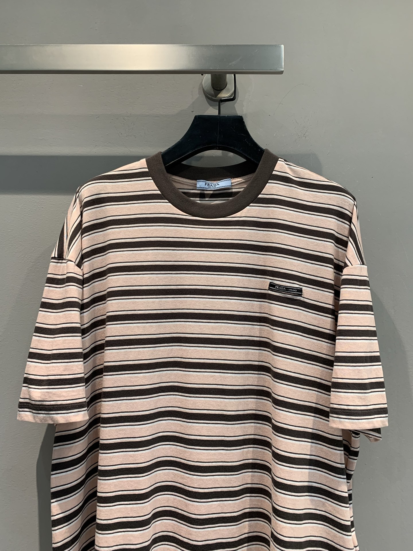 新款🔥出货啦📢 原版开发 Prad*2025春夏新款春夏新款圆领条纹T恤。 采用高品质纯棉面料，亲肤柔软