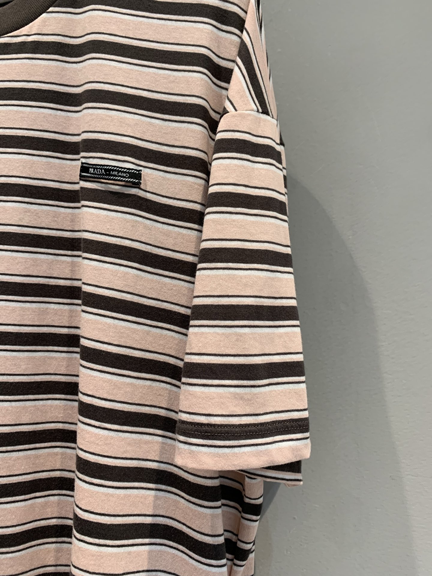 新款🔥出货啦📢 原版开发 Prad*2025春夏新款春夏新款圆领条纹T恤。 采用高品质纯棉面料，亲肤柔软