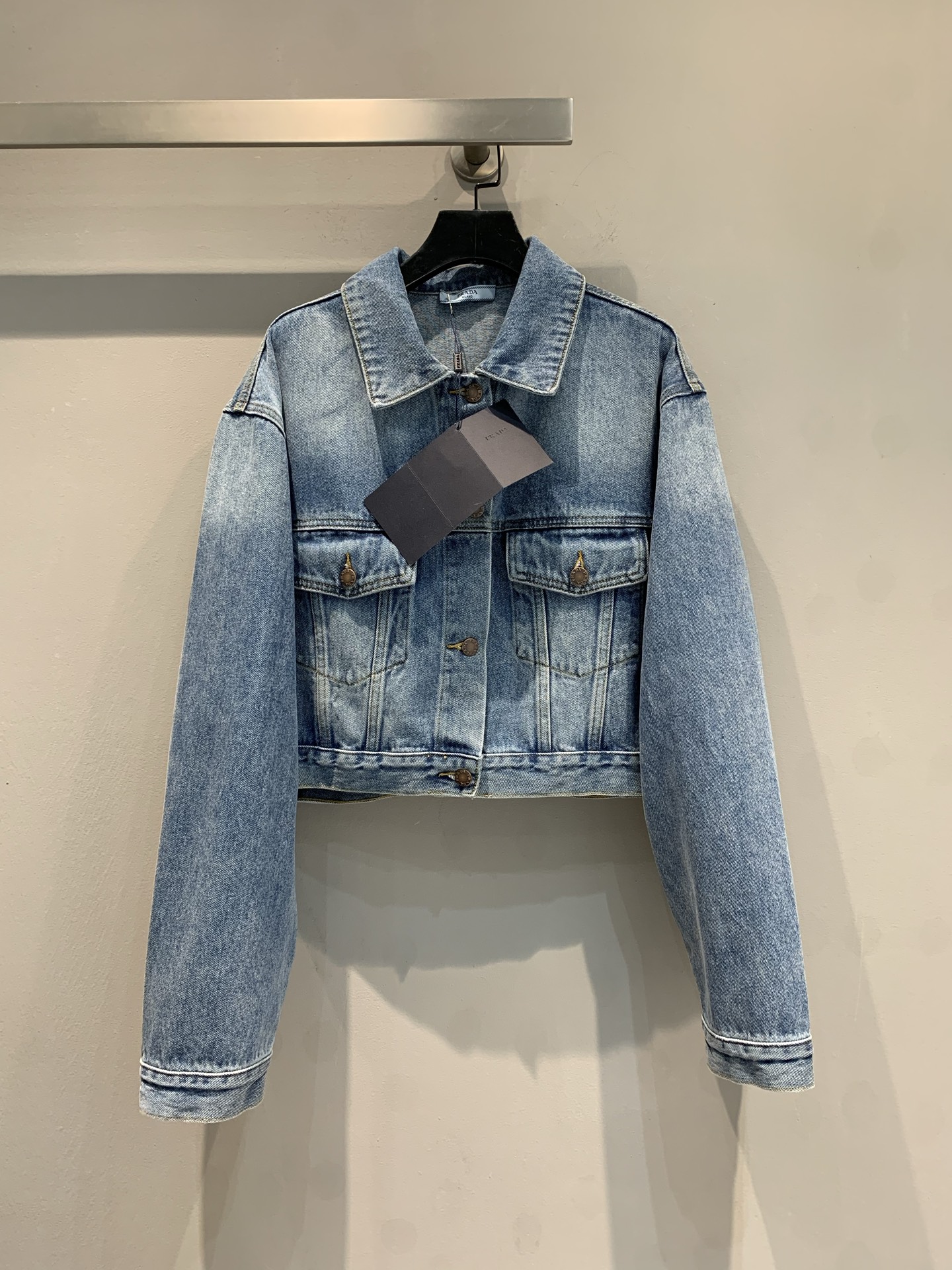 NO:332584,New model is shipped. Original development. Prad*2025 early spring new retro leather short denim jacket. It uses imported denim fabric, and the washing process presents a natural gradient effect, and the retro feel is full. The classic lapel is paired with metal buttons, neat and exquisite. The double pocket design is practical and adds a sense of styling. The short style cleverly optimizes the body proportions. Whether it is matched with a dress to create a nishi man style or a jeans to create a casual and cool feeling, it can be easily adapted to help you become the focus of street fashion. SML, prada, skirts, jeans, jackets & coats, alexander wang19860909新款出货啦 原版开发 Prad*2025早春新款复古皮牌短款牛仔外套.采用进口丹宁牛仔面料,水洗工艺呈现自然渐变效果,复古感拉满.经典翻领搭配金属纽扣,利落又不失精致.双口袋设计,实用且增添造型感.短款版型,巧妙优化身材比例,无论是搭配连衣裙打造娘man风,还是配牛仔裤营造休闲酷感,都能轻松适配,助你成为街头时尚焦点.码数SML,,prada,skirts,jeans,jackets & coats,alexander wang,Women's clothing