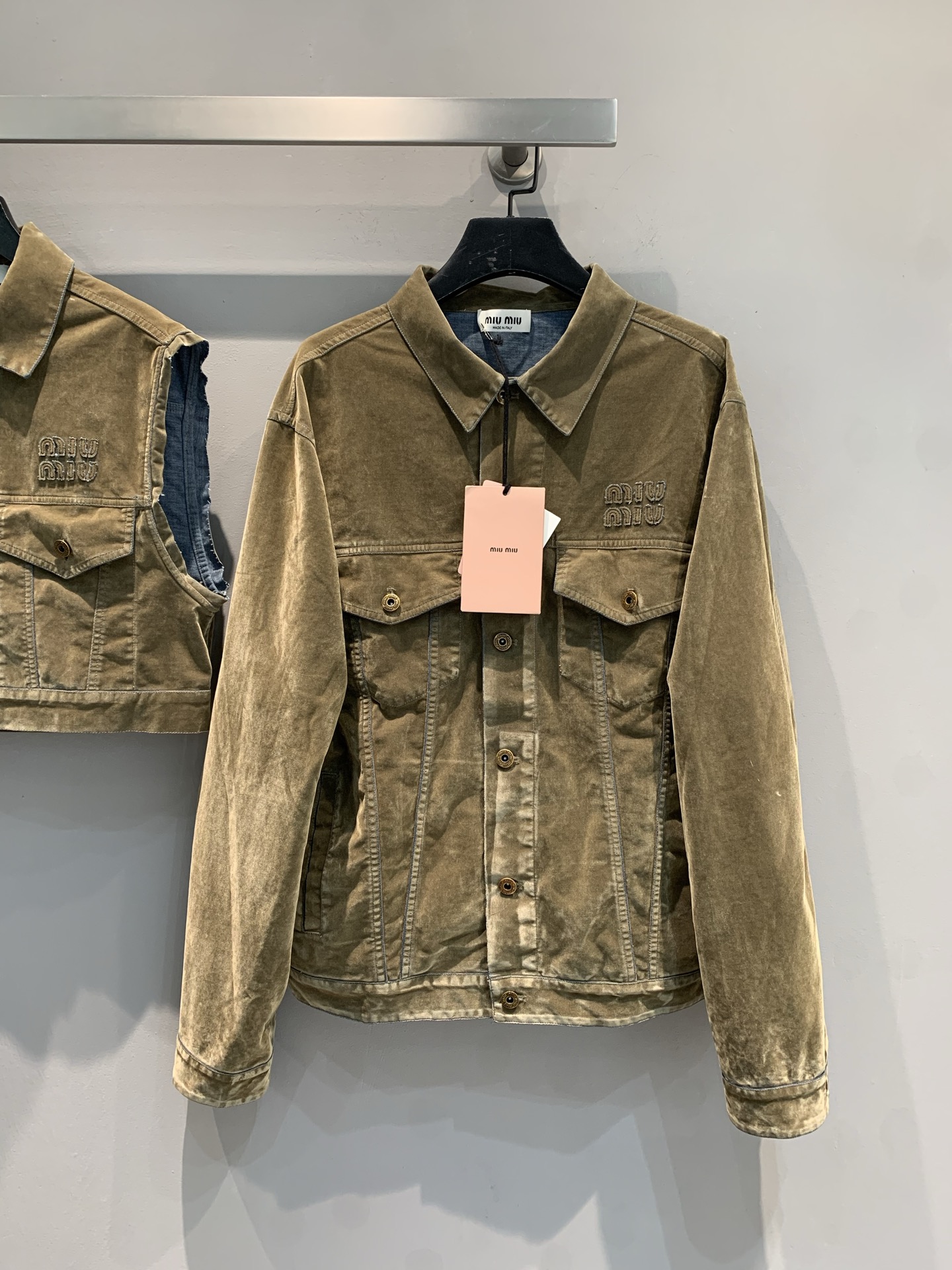 NO:335243,New model is shipped. Original development. Miumi*2025 early spring new embroidered letter lapel velvet denim jacket. It uses imported custom velvet denim fabric. It has excellent texture, is crisp and stylish without losing comfort. The exquisite washing process creates a natural and old effect. Every texture tells the charm of time. The exquisite stitching, exquisite buttons, and every detail are carefully crafted to demonstrate excellent quality. It is a must-have item for wardrobe that combines fashion and quality. SML, miumiu, jackets & coats, alexander wang19860909新款出货啦 原版开发 Miumi*2025早春新款刺绣字母翻领丝绒牛仔外套.采用进口定制丝绒牛仔面料.质感上乘,挺括有型又不失舒适.精湛的水洗工艺,塑造自然做旧效果,每一道纹理都诉说着岁月韵味.考究的缝线、精致的纽扣,每一处细节皆经精心雕琢,彰显卓越品质,是时尚与品质兼具的衣橱必备单品.码数SML,,miumiu,jackets & coats,alexander wang,Women's clothing