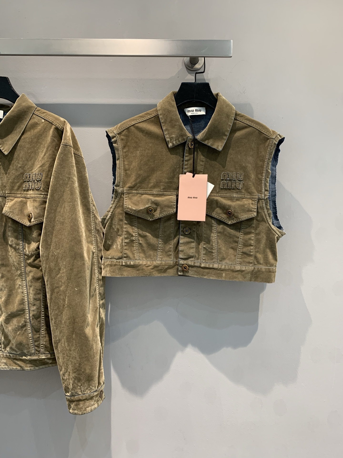 NO:336014,New model is shipped. Original development Miumi*2025 spring and summer new retro lapel velvet denim short vest. Enzyme multiple wash craftsmanship. Classic workwear style, paired with practical pockets and neat buttons, showing exquisiteness in a casual manner. Delicate velvet fabric is soft and skin-friendly, and the upper body is comfortable and eye-catching. The unique short design is suitable for high-waisted pants or skirts, cleverly elongating the body proportions. The iconic brand embroidery on the chest, low-key showing identity style, and easily adding fashionable highlights to the shape. Whether it is a daily street or a fashion party, it can interpret a unique charm. SML, miumiu, skirts, alexander wang19860909新款出货啦 原版开发 Miumi*2025春夏新款复古翻领丝绒牛仔短款马甲.酵素多重水洗工艺. 经典的工装版型,搭配实用口袋与利落纽扣,率性中尽显精致.细腻丝绒面料,触感柔软亲肤,上身舒适又吸睛.独特的短款设计,适配高腰裤装或裙装,巧妙拉长身形比例.胸前标志性品牌刺绣,低调彰显身份格调,轻松为造型增添时尚亮点,无论是日常出街还是时尚派对,皆能演绎别样魅力.码数SML,,miumiu,skirts,alexander wang,Women's clothing