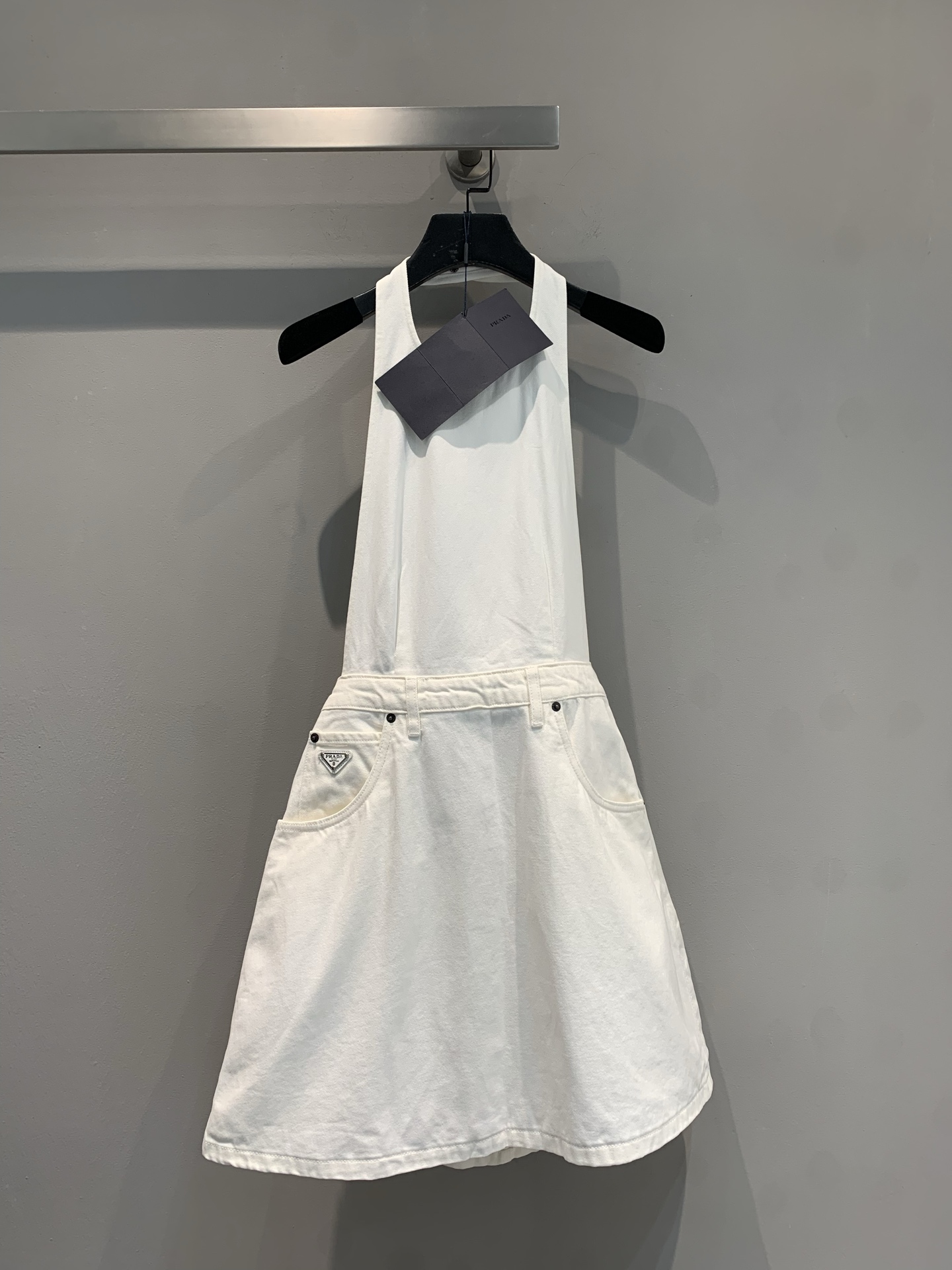 NO:332587,The new model is shipped. Original development. Prad*2025 spring and summer new retro triangle leather brand denim strap skirt. Classic strap design, retro and playful, cleverly modifying the body. The unique pocket embellishes the brand logo, low-key to show the luxurious identity. The skirt is naturally draped and lively. It shows youthful vitality with a simple top and unlocks various styles. It is an indispensable item in the closet of fashion experts, which can easily help you create eye-catching styles. SML, prada, skirts, alexander wang19860909新款出货啦 原版开发 Prad*2025春夏新款复古三角标皮牌牛仔背带裙.经典背带设计,复古又俏皮,巧妙修饰身形.别致的口袋点缀品牌标识,低调彰显奢华身份.裙摆自然垂坠,灵动飘逸.单穿尽显青春活力,搭配简约上衣又能解锁多样风格,是时尚达人衣橱里不可或缺的单品,轻松助你打造吸睛造型.码数SML,,prada,skirts,alexander wang,Women's clothing