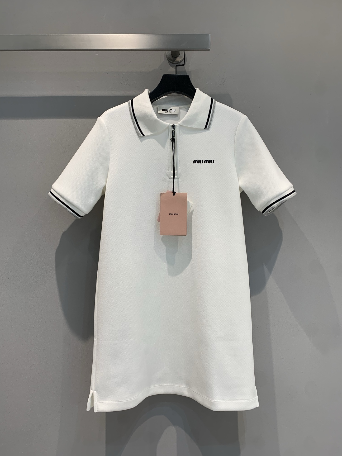 NO:333207,New models are shipped. Original development. Miumi*2025 spring and summer new contrasting Polo collar short-sleeved dress, classic small lapels with exquisite contrasting trims, showing ingenuity in details. Neat zipper design adds a sense of fashion and coolness. Loose style, not picky about figure, suitable for diverse occasions. A top body, perfect combination of elegance and casualness, easy to grasp Italian fashion, encounter a different style. SML, miumiu, skirts, T-shirt, alexander wang19860909新款出货啦 原版开发 Miumi*2025春夏新款撞色Polo领短袖连衣裙,经典小翻领搭配精致撞色边饰,细节处彰显巧思.利落拉链设计,增添时尚酷感.宽松版型,不挑身材,适配多元场合.一件上身,优雅与休闲完美融合,轻松拿捏意式时髦,邂逅别样风尚.码数SML,,miumiu,skirts,T-shirt,alexander wang,Women's clothing