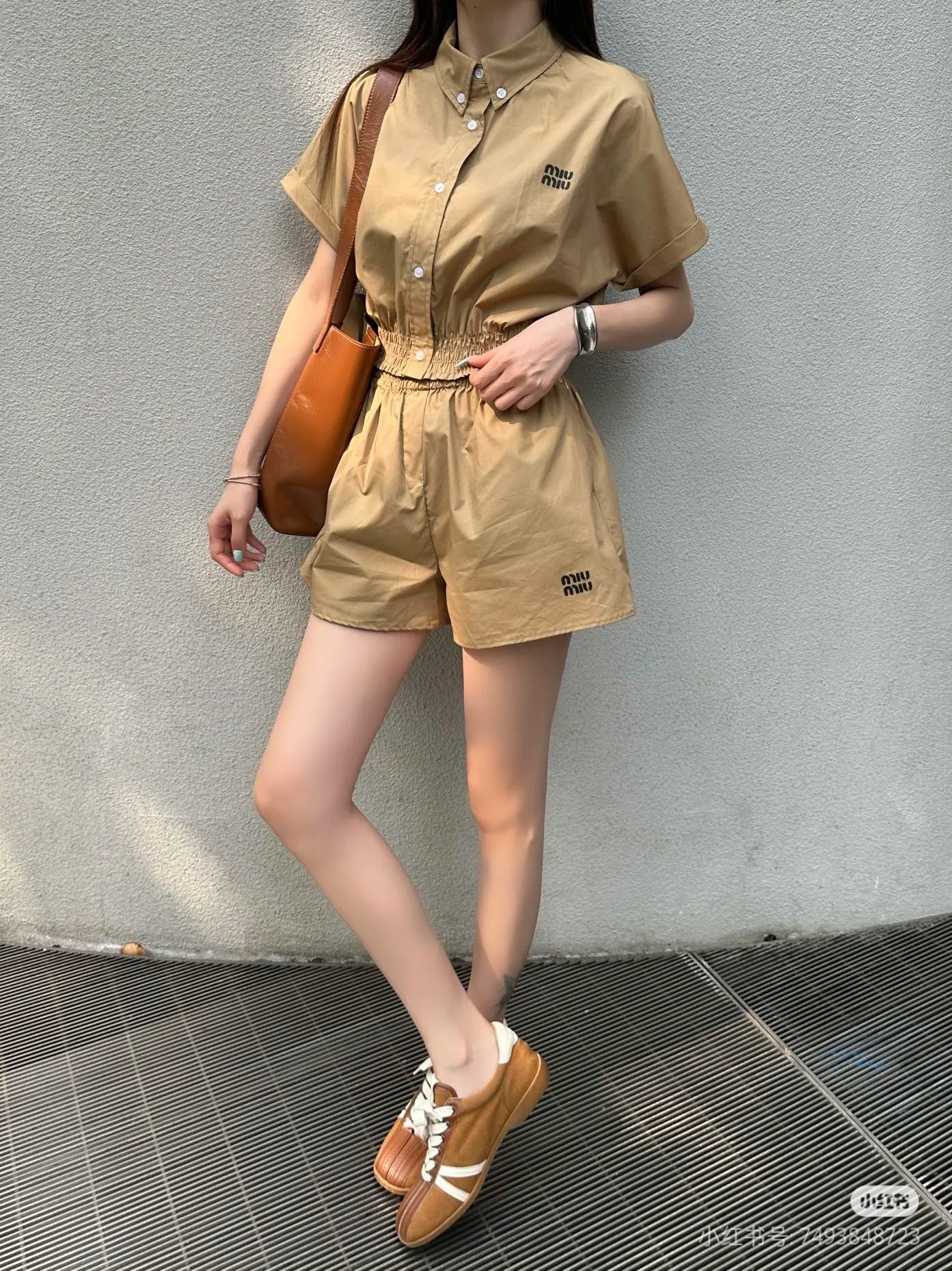 NO:335499,Miumi* 25Ss Spring and Summer New Style Letter Embroidered Elastic Waist Khaki Shorts | Exclusive YB Development!  High-end production!  It uses 100% pure cotton fabric, which is skin-friendly and comfortable, and is suitable for various styles. The elastic waist design gives you a comfortable and comfortable wearing experience without picking on the body. The neat style outlines casual and free lines, showing the charm of casualness. The brand logo is low-key and contains luxurious and elegant style. Whether you are strolling on the street or going on a vacation, it can easily grasp the sense of fashion and become a dazzling presence in summer!  S/M/L, miumiu, shorts, alexander wang19860909Miumi* 25Ss春夏新款 字母刺绣松紧腰卡其短裤丨独家yb开发！高版出品！采用百分百纯棉面料,亲肤舒适,适配各种风格.松紧腰设计,给予舒适自在的穿着体验,不挑身形.利落的版型,勾勒随性洒脱的线条,尽显休闲魅力.品牌标识低调点缀,暗藏奢雅格调.无论是漫步街头还是奔赴度假之旅,它都能让你轻松拿捏时尚感,成为夏日里的亮眼存在！现货发售S/M/L,,miumiu,shorts,alexander wang,Women's clothing