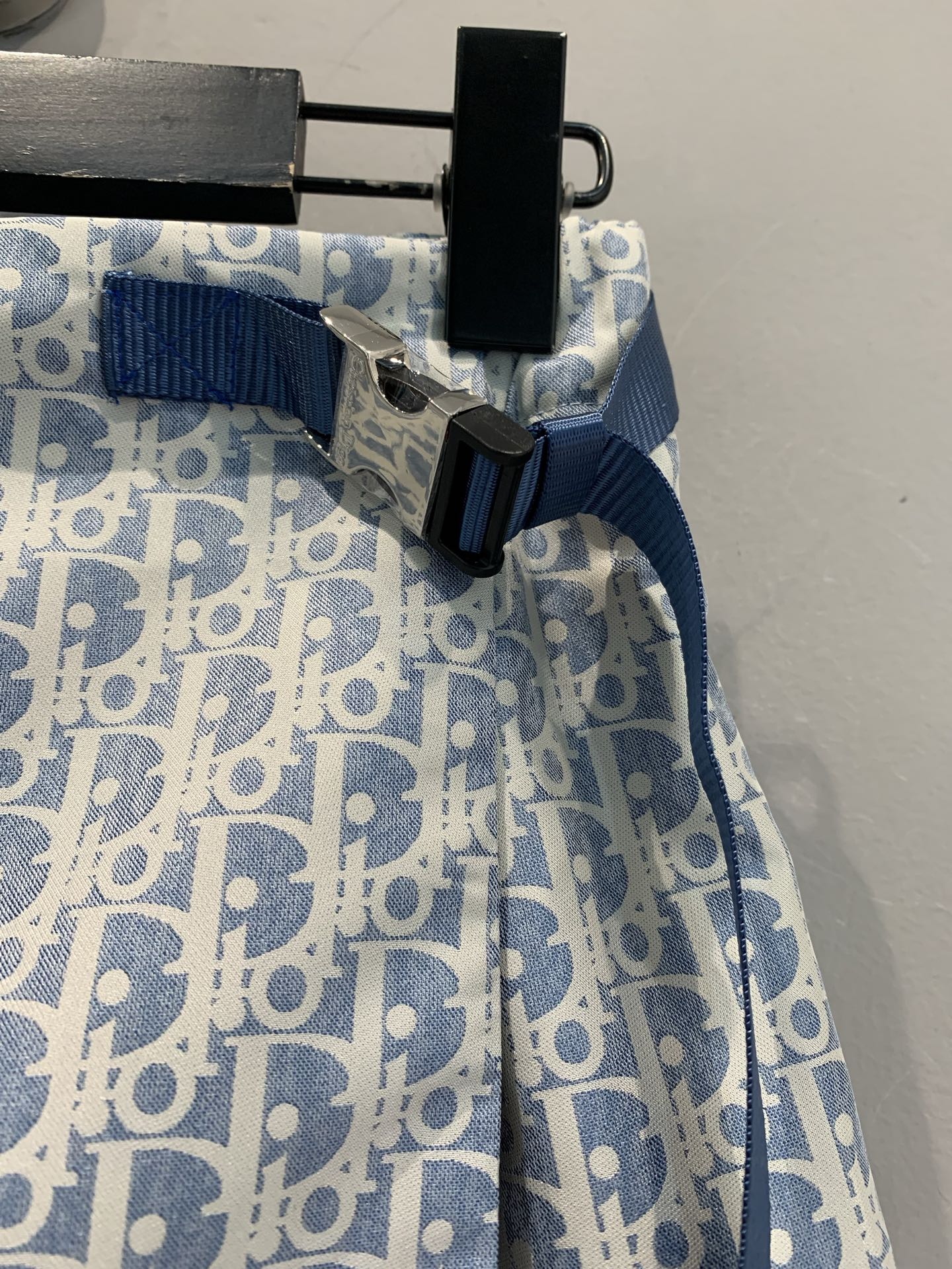 新款🔥出货啦📢 原版开发 CD2025春夏新款新款提花裙裤 采用运动风格设计，饰以 Oblique 印花