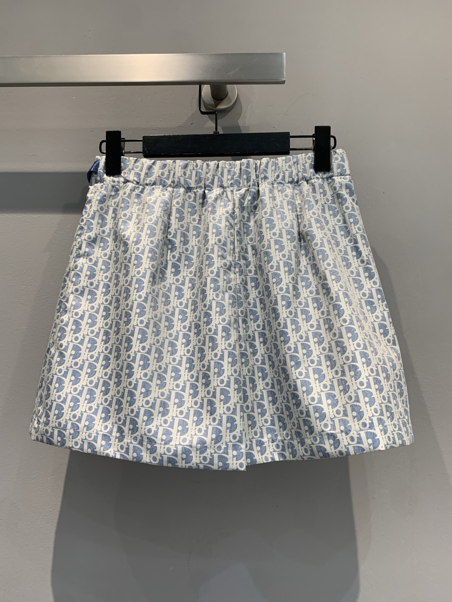 新款🔥出货啦📢 原版开发 CD2025春夏新款新款提花裙裤 采用运动风格设计，饰以 Oblique 印花