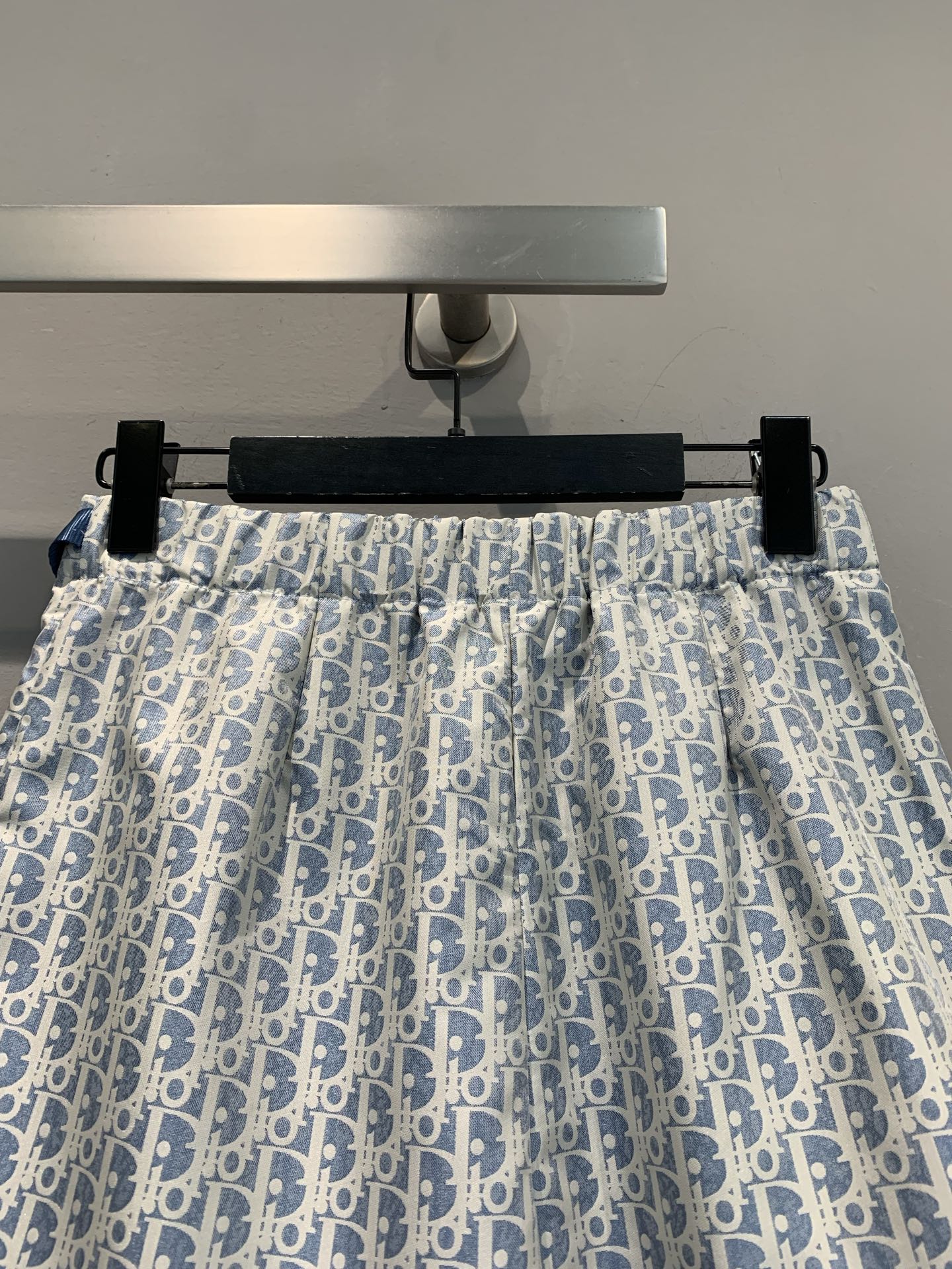 新款🔥出货啦📢 原版开发 CD2025春夏新款新款提花裙裤 采用运动风格设计，饰以 Oblique 印花