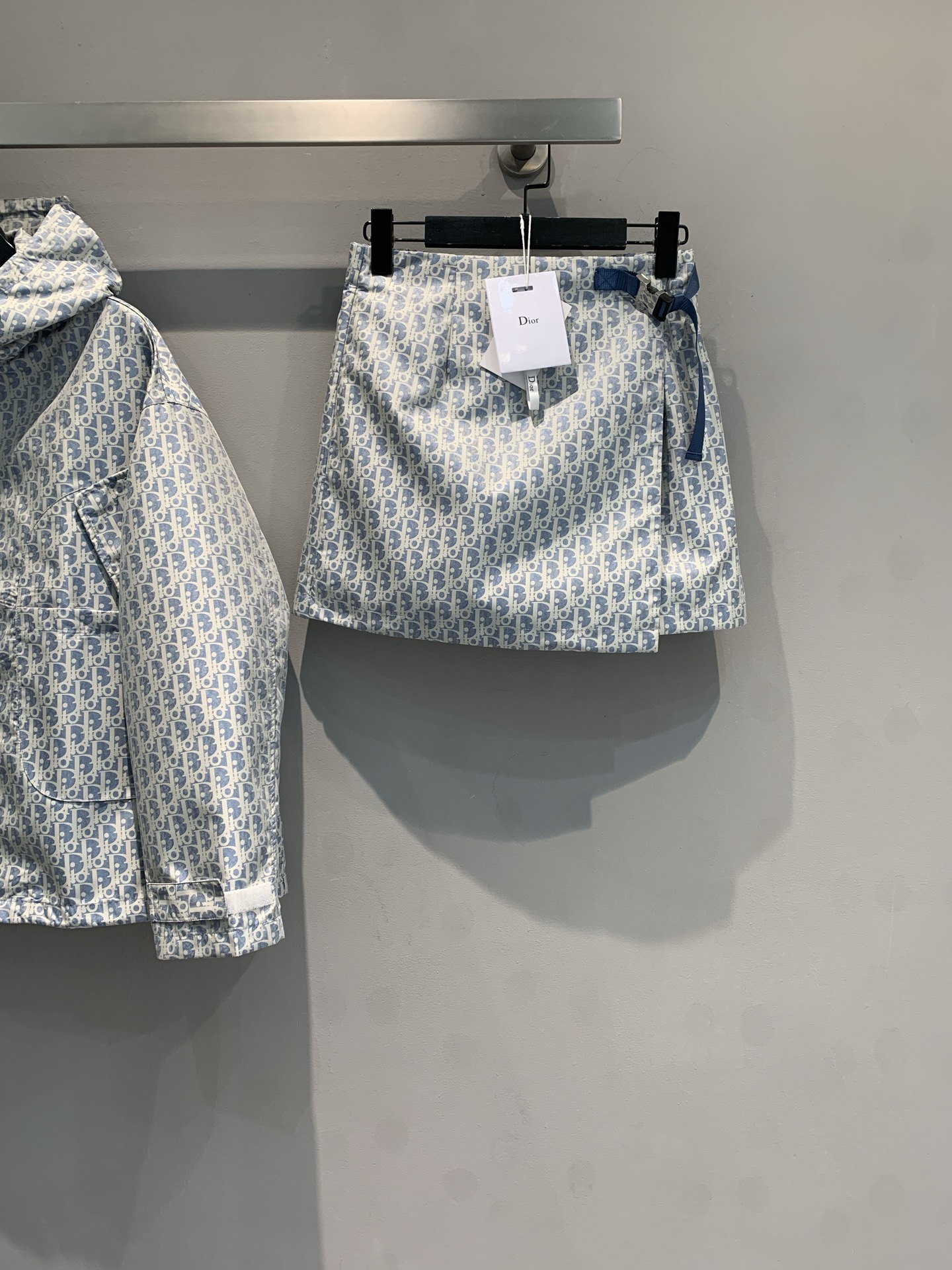 NO:333203,New models are shipped. Original development. CD2025 spring and summer new style jacquard skirt pants. It is designed in a sporty style and decorated with Oblique print. It is carefully crafted with blue technology taffeta jacquard fabric. It is layered with a short skirt style. The side is decorated with a relatively fresh 