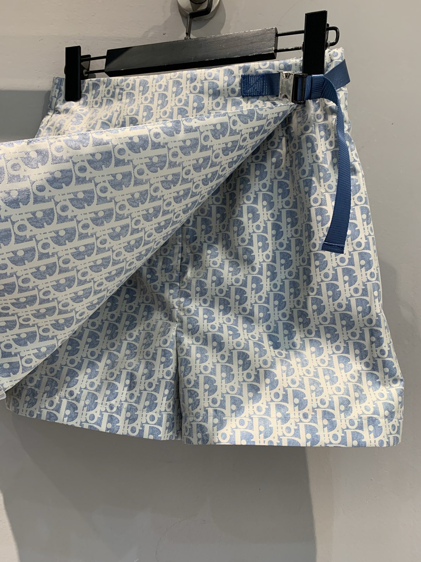 新款🔥出货啦📢 原版开发 CD2025春夏新款新款提花裙裤 采用运动风格设计，饰以 Oblique 印花