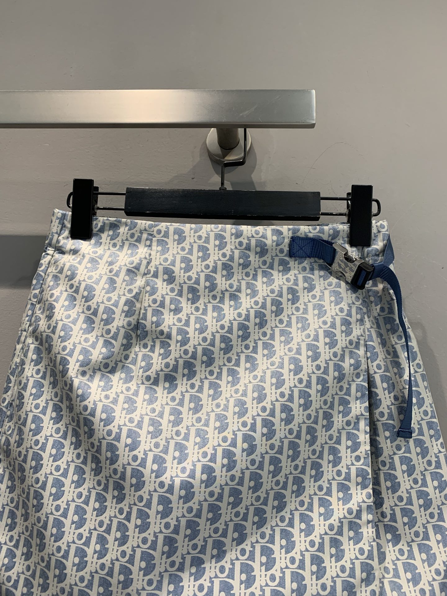 新款🔥出货啦📢 原版开发 CD2025春夏新款新款提花裙裤 采用运动风格设计，饰以 Oblique 印花