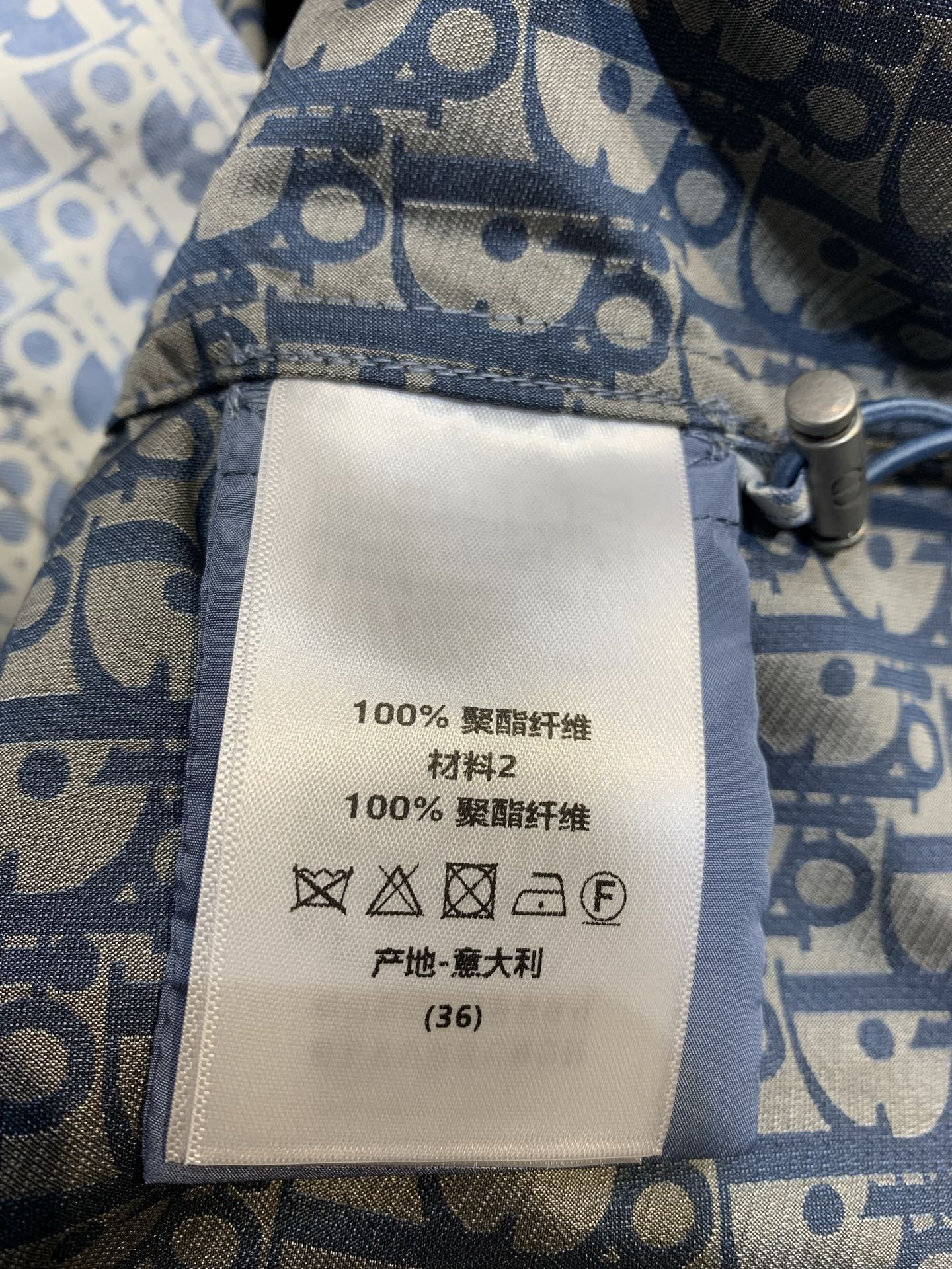 新款🔥出货啦 原版开发 CD2025早春新款老花连帽夹克  防水连帽夹克饰以蓝色Oblique 印花 回