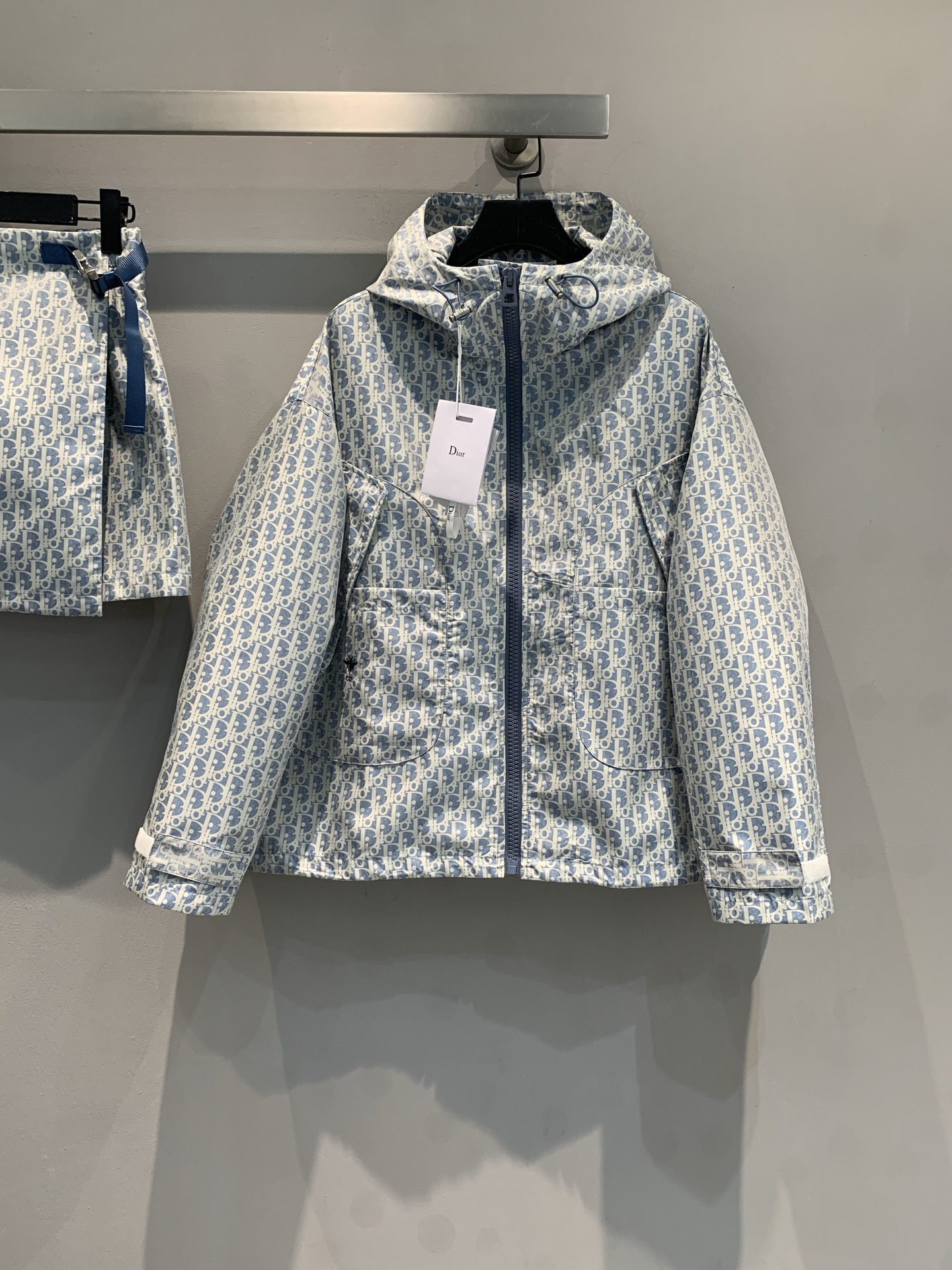 NO:333182,New model is shipped. Original development CD2025 early spring new old-fashioned hooded jacket. The waterproof hooded jacket is decorated with blue Oblique print. Back to the classic pattern launched by Dior in 1967. It is carefully crafted with blue taffeta jacquard fabric. It is matched with zipper closure. Two large front pockets and adjustable bottom drawstrings. The decoration is more refined with bee embroidery. It can be matched with other Oblique printed items to create a delicate and casual look. Number of 36 38 40,,dior,jackets & coats,hats,alexander wang19860909新款出货啦 原版开发 CD2025早春新款老花连帽夹克 防水连帽夹克饰以蓝色Oblique 印花 回溯 Dior 于 1967 年推出的经典图案 采用蓝色塔夫绸科技提花面料精心制作 搭配拉链开合 两个正面大号口袋以及可调节的底边抽绳 饰以小蜜蜂刺绣更显精致,可与其他 Oblique 印花单品搭配,打造精致的休闲造型.码数36 38 40,,dior,jackets & coats,hats,alexander wang,Women's clothing