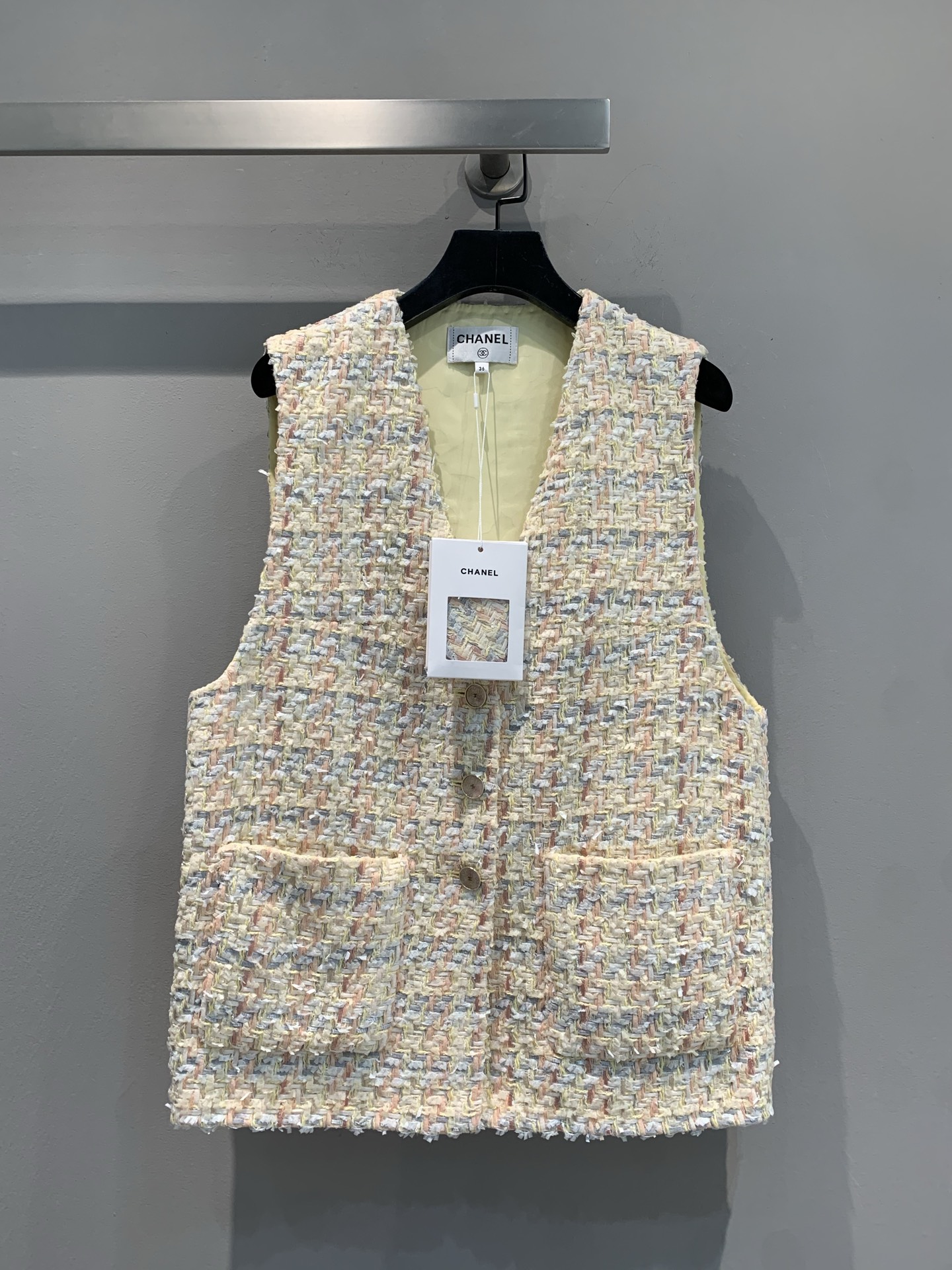 NO:334543,New style is shipped. Original development. C home 2025 spring and summer new striped contrasting V-neck tweed vest. Classic tweed material, interwoven colorful silk thread, telling the luxurious style between the texture. Neat sleeveless design, paired with unique pockets, perfectly blending retro charm and modern fashion. A simple button outlines the graceful figure. Whether it is matched with a skirt, or the interpretation of the trousers, it can become the focus of the outfit, allowing you to easily stroll at the forefront of fashion. Number of 36 38 40, chanel, skirts, alexander wang19860909新款出货啦 原版开发 C家2025春夏新款条纹撞色V领粗花呢马甲.经典粗花呢材质,交织多彩丝线,于纹理间诉说奢华格调.利落无袖设计,搭配别致口袋,复古韵味与现代时尚完美融合.简约一粒扣,勾勒曼妙身姿,无论是搭配裙装尽显柔美,还是与裤装组合诠释率性,皆能成为穿搭焦点,让您轻松漫步于时尚前沿.码数36 38 40,,chanel,skirts,alexander wang,Women's clothing