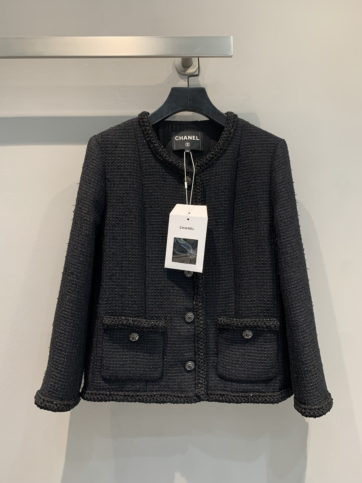 NO:332580,New model is shipped. Original development. C home 2025 early spring new plaid double pocket round-neck tweed jacket. The iconic tweed fabric has delicate texture and rich texture, showing the luxurious background. The lining is 100% silk fabric, skin-friendly and comfortable, black is calm and atmospheric, versatile and stylish. The exquisite woven edges are matched with metal buttons. The details are ingenious. The double pocket design is practical and beautiful. The short style is neatly tailored to easily outline the body curve. Whether it is a workplace commuter or a casual party, put on it and immediately show the elegant and famous style. Number 36 38 40, chanel, jackets & coats, real silk, alexander wang19860909新款出货啦 原版开发 C家2025早春新款格纹双口袋圆领粗花呢外套.标志性粗花呢面料,纹理细腻且富有质感,尽显奢华底蕴.内衬百分百真丝面料,亲肤舒适,黑色沉稳大气,百搭又不失格调.精致编织边缘,搭配金属纽扣,细节之处匠心独运.双口袋设计,实用与美观兼具.短款版型利落剪裁,轻松勾勒身材曲线,无论是职场通勤还是休闲聚会,披上它,即刻彰显优雅名媛风范.码数36 38 40,,chanel,jackets & coats,real silk,alexander wang,Women's clothing