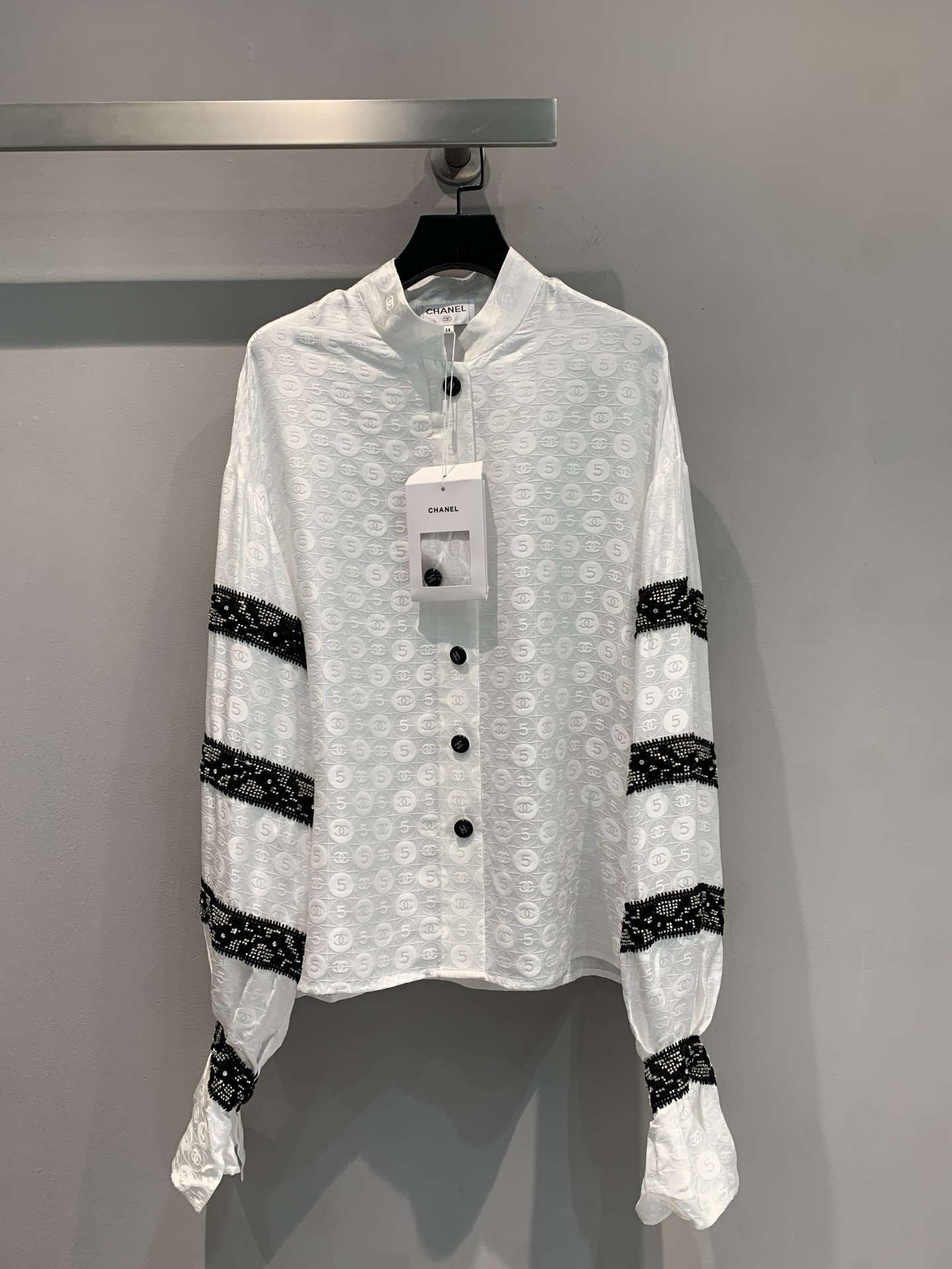 NO:332581,New model is shipped. Original development. C home 2025 spring and summer new silk jacquard stand-collar puff sleeve shirt. It uses 100% silk fabric, which is skin-friendly and comfortable, and has a delicate texture. Hand-embroidered lace splicing on the sleeves is very time-consuming and labor-intensive. The brand's classic logo is printed and the luxury signal is released in a low-key manner. The exquisite embroidery technology adds layers and details to the simple outline. The stand-collar design is matched with black buttons, retro and capable. The puff sleeves and tie-out design are unique and exquisite. Whether worn alone or with a jacket, it can show a unique fashion taste and help you easily control various occasions. Number of 36 38 40, chanel, jackets & coats,shirts, real silk, alexander wang19860909新款出货啦 原版开发 C家2025春夏新款真丝提花立领泡泡袖衬衫.采用百分百真丝面料,亲肤舒适,质感细腻.袖上手工刺绣蕾丝拼接,非常耗时耗工,满印品牌经典标识,低调间释放奢华信号.精致刺绣工艺,为简约轮廓增添层次与细节.立领设计搭配黑色纽扣,复古又干练.泡泡袖与束口设计,别致精巧.无论是单穿还是搭配外套,都能展现独特时尚品味,助你轻松驾驭各种场合.码数36 38 40,,chanel,jackets & coats,shirts,real silk,alexander wang,Women's clothing