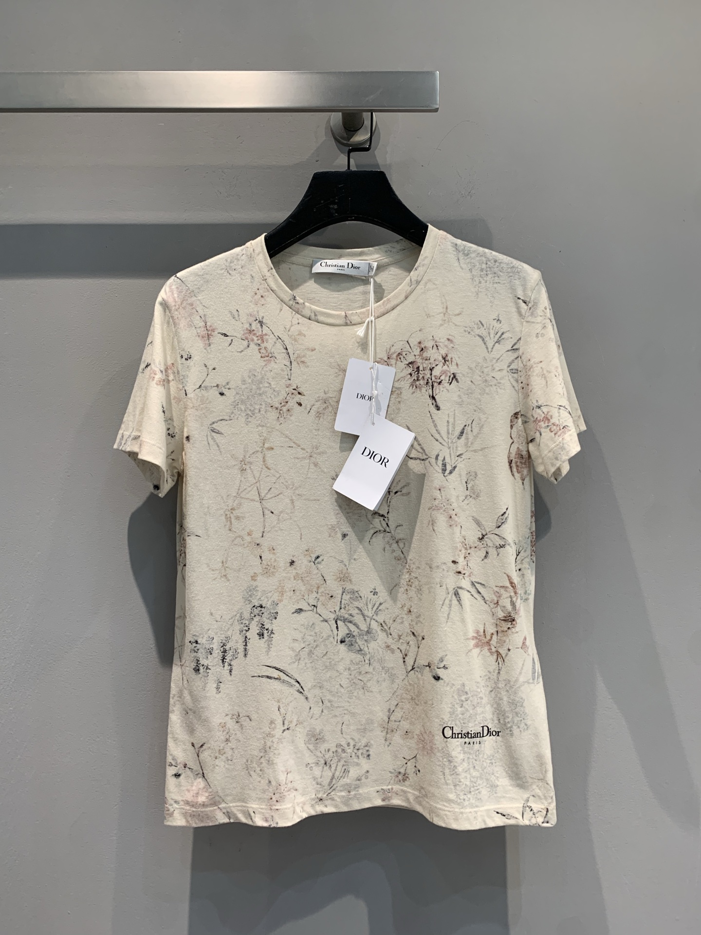 NO:411552,New model is shipped. Original development CD2025 spring and summer new letter floral pattern printed cotton and linen blend T-shirt. It uses imported cotton and linen blend fabric, with delicate texture and soft skin. Delicate floral branch and leaf pattern smudge, classic round neck design, fits the neck lines, simple and comfortable, and the low-key 'logo' logo highlights the luxury of the brand. The French elegance and romance are easily interpreted, becoming the fashion focus of the streets and alleys, and opening a unique fashion dream. Number of 36 38 40, tees, t-shirt, alexander wang19860909新款出货啦 原版开发 CD2025春夏新款字母花卉图案印花棉麻混纺T恤.采用进口棉麻混纺面料,质感细腻,亲肤柔软.细腻花卉枝叶图案晕染,经典圆领设计,贴合颈部线条,简约又舒适,低调的“logo”标识,彰显品牌的奢华底蕴.将法式优雅与浪漫轻松演绎,成为街头巷尾的时尚焦点,开启一场独属于你的时尚绮梦.码数36 38 40,,tees，t-shirt,alexander wang,Women's clothing