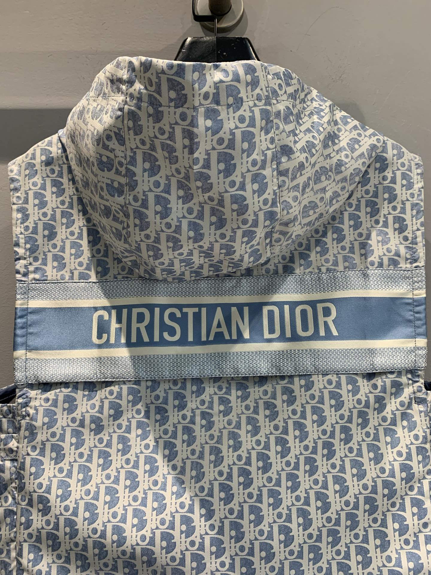 新款🔥出货啦📢 原版开发 CD春夏新款连帽提花马甲。饰以 Oblique 印花 ，突显 Dior 的经典