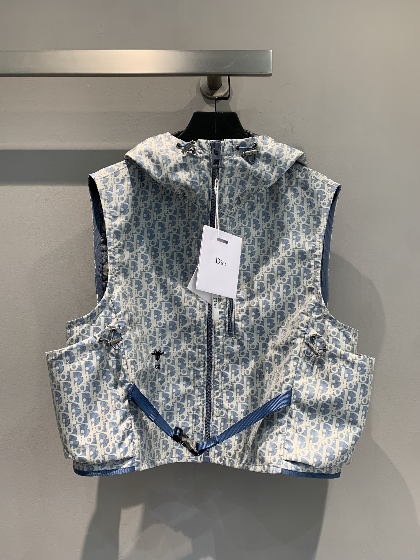 NO:332578,New models are shipped. Original development CD spring and summer new hooded jacquard vest. Decorated with Oblique print, highlighting the classic logo of Dior and highlighting the sporty style. It is carefully crafted with blue taffeta jacquard fabric, and the back is decorated with a contrasting 