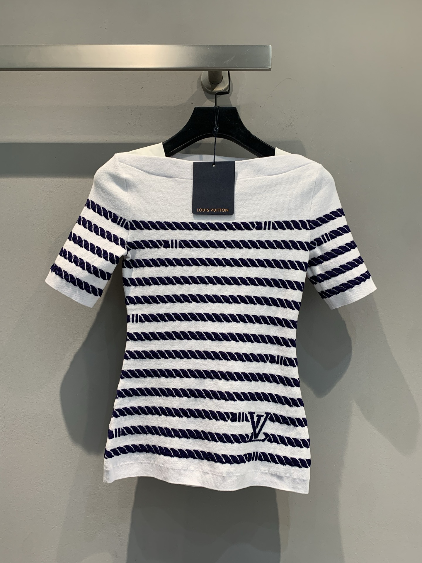 NO:336022,The new model is shipped. Original development. Ljia's new spring and summer 2025 new striped contrasting boat collar knitted short sleeves. It uses imported pure cotton knitted fabric, which is skin-friendly and comfortable and breathable. The unique boat collar design modifies the neck lines and reveals the exquisite temperament. The stripes are cleverly integrated into the brand's iconic elements, low-key showing the brand's style. The slim fits the body and outlines the graceful figure. Whether it is paired with jeans to create a casual and daily style, or a skirt to attend formal occasions, you can easily control it and interpret the unique charm of luxury and fashion. SML,,louis vuitton, skirts, jeans, T-shirt, alexander wang19860909新款出货啦 原版开发 L家2025春夏新款条纹撞色船领针织短袖.采用进口纯棉针织面料,亲肤舒适,透气性佳.独特船领设计,修饰颈部线条,流露精致气质.条纹间巧妙融入品牌标志性元素,低调彰显品牌格调.修身版型贴合身形,勾勒曼妙身姿.无论是搭配牛仔裤打造休闲日常风,还是与半身裙组合出席正式场合,都能轻松驾驭,演绎奢华与时尚并存的独特魅力.码数SML,,louis vuitton,skirts,jeans,T-shirt,alexander wang,Women's clothing