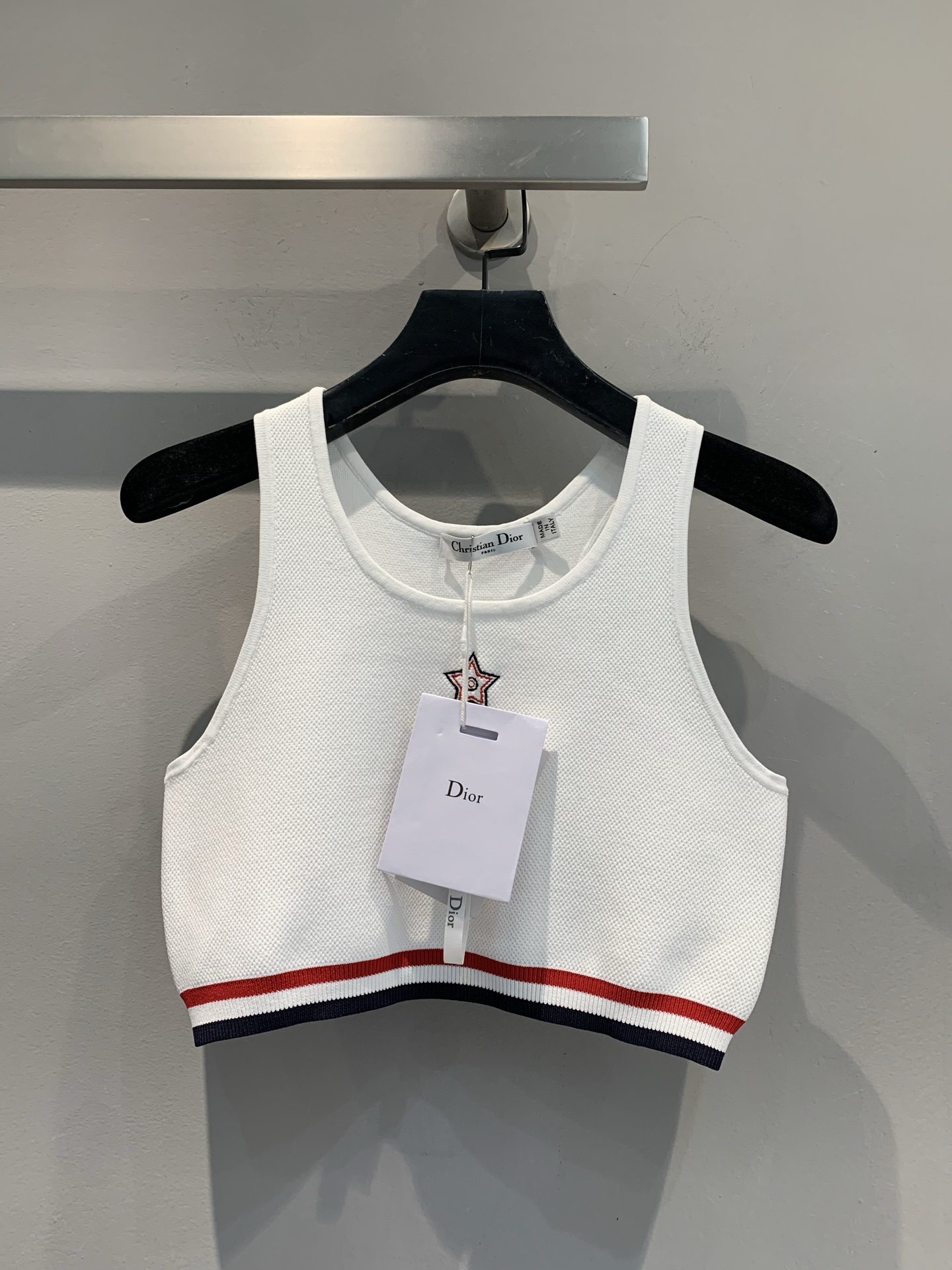 NO:334521,New models are shipped. Original development CD Spring and Summer New Tennis Series Five-pointed Star Embroidery Knitted Vest. It uses imported high-end density yarn and Swiss machine double weaving. The exquisite star embroidery on the chest is the finishing touch of the brand's ingenuity, and the details show the luxurious style. The contrasting stripes of red and blue outline the hem, full of vitality and dynamic. The short cut cleverly reveals the waistline and easily creates a graceful figure. Whether it is paired with sports shorts to lively out and wear a capable commuter style to create a small suit, it can add unique charm to your look and interpret Dior's unique fashion attitude. Number 36 38 40,,dior,shorts,business suit,alexander wang19860909新款出货啦 原版开发 CD春夏新款网球系列五角星刺绣针织背心.采用进口高支密度纱线,瑞士机双织工艺.胸口处精致的星星刺绣,是品牌巧思的点睛之笔,细节之处彰显奢华格调.红、蓝撞色条纹勾勒下摆,活力与动感满溢.短款剪裁,巧妙露出腰线,轻松塑造曼妙身姿.无论是搭配运动短裤活力出街,还是外搭小西装打造干练通勤风,它都能为您的造型增添独特魅力,诠释迪奥独有的时尚态度.码数36 38 40,,dior,shorts,business suit,alexander wang,Women's clothing