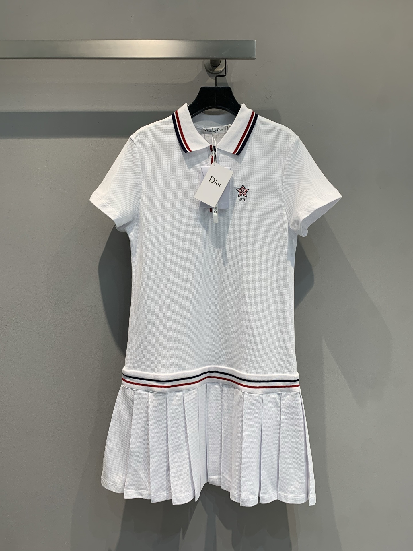 NO:334537,New model is shipped. Original development CD2025 spring and summer new tennis series five-pointed star embroidered polo collar short-sleeved pleated dress. It is made of red and all-cotton material, which is skin-friendly and comfortable and breathable. The classic Polo collar design is matched with red and black striped decoration, and the retro charm and fashion sense blends, highlighting the unique style of the brand. The exquisite star embroidery on the chest adds highlights to the overall shape. The pleated design at the hem of the skirt is like a lively note, swaying with the pace, releasing a romantic atmosphere. Number 36 38 40,, skirts, T-shirt, alexander wang19860909新款出货啦 原版开发 CD2025春夏新款网球系列五角星刺绣polo领短袖百褶连衣裙.采用朱地全棉材质,亲肤舒适,透气性佳.经典Polo领设计,搭配红黑相间的条纹装饰,复古韵味与时尚感交融,彰显品牌独特格调.胸口精致的星星刺绣,为整体造型增添亮点.裙摆处的百褶设计,似灵动音符,随着步伐摇曳生姿,释放浪漫气息.码数36 38 40,,skirts,T-shirt,alexander wang,Women's clothing