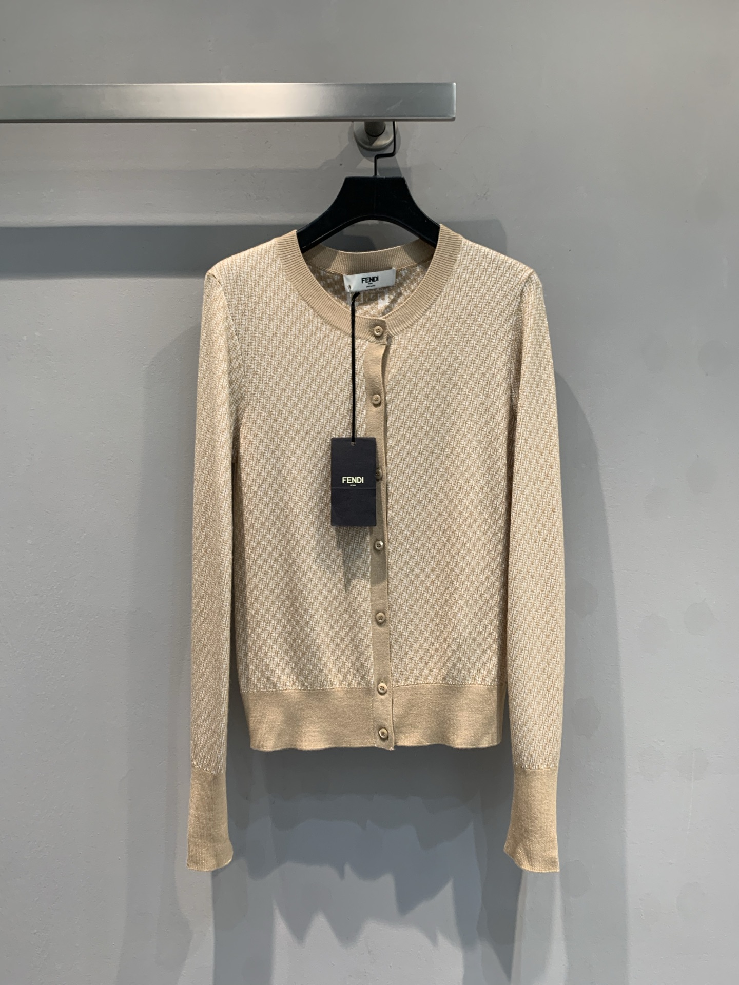 NO:336018,New models are shipped. Original development. FD2025 early spring new contrasting round neck wool silk-blend knitted cardigan. It uses wool silk-blend fabric. It is soft and skin-friendly and has a delicate texture. The classic round neck is matched with exquisite buttons, which is simple and exquisite. The delicate knitted texture is intertwined, presenting a unique pattern, demonstrating the brand's ingenious craftsmanship. The short style cleverly decorates the body. Whether it is a single dress with a skirt to show gentle temperament or a shirt to create an intellectual commuter style, it can interpret the luxury connotation in a low-key manner, which is an indispensable fashion item in the wardrobe. Number 36 38 40,, skirts, shirts, real silk, alexander wang19860909新款出货啦 原版开发 FD2025早春新款撞色圆领羊毛真丝混纺针织开衫.采用羊毛真丝混纺面料面料.柔软亲肤,质感细腻.经典圆领搭配精致纽扣,简约中尽显考究.细腻针织纹理交织,呈现独特图案,彰显品牌匠心工艺.短款版型巧妙修饰身形,无论是单穿搭配裙装展现温婉气质,还是内搭衬衫打造知性通勤风,都能以低调之姿诠释奢华内涵,是衣橱中不可或缺的时尚单品.码数36 38 40,,skirts,shirts,real silk,alexander wang,Women's clothing