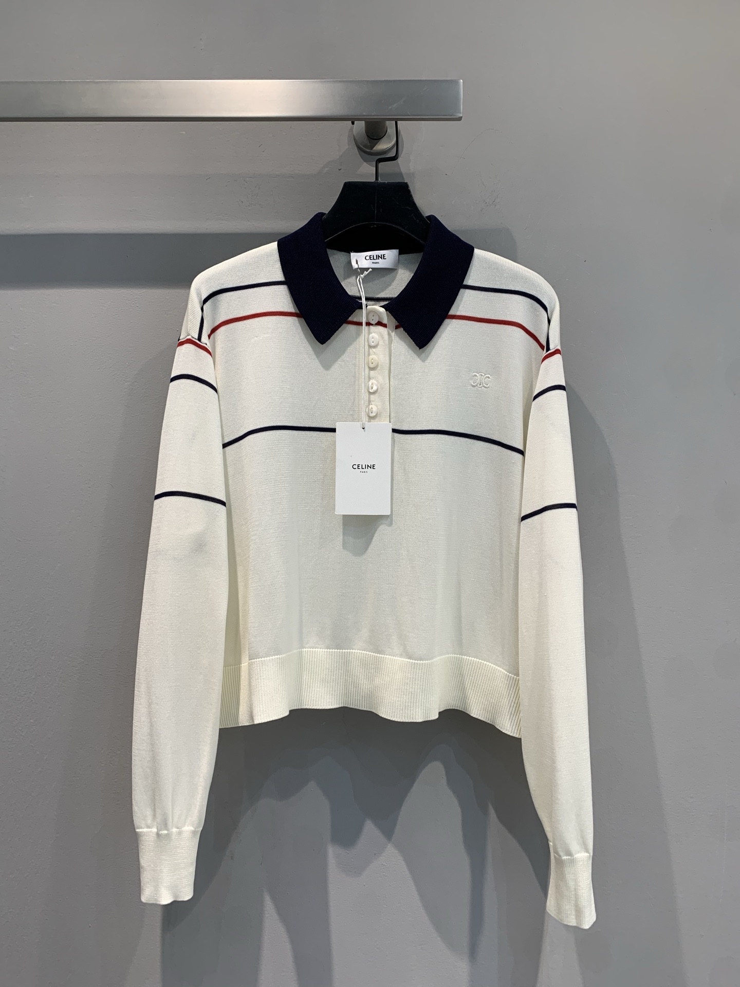 NO:332579,New style is shipped. Original development Celin*2025 early spring new striped contrasting polo collar knit top. It uses silk and cotton blended fabric, which is skin-friendly and soft, with high-quality texture. Contrast lapel design, retro and exquisite, exquisite buttons are arranged neatly, adding a sense of detail, and the brand logo is low-key, showing a unique identity. Long-sleeved styles and short cuts are suitable for a variety of styles. Whether it is matched with skirts to show elegance or pants to highlight competence, it can easily create a French atmosphere, allowing you to be unique in the fashion wave. SML, celine, skirts, alexander wang19860909新款出货啦 原版开发 Celin*2025早春新款条纹撞色polo领针织上衣.采用丝棉混纺面料,亲肤柔软,质感高级.撞色翻领设计,复古又精致,精致纽扣排列整齐,增添细节美感,品牌标识低调点缀,彰显独特身份.长袖款式与短款剪裁,适配多样风格,无论是搭配裙装展现优雅,还是配搭裤装凸显干练,都能轻松打造法式氛围感造型,让你在时尚浪潮中独具锋芒.码数SML,,celine,skirts,alexander wang,Women's clothing