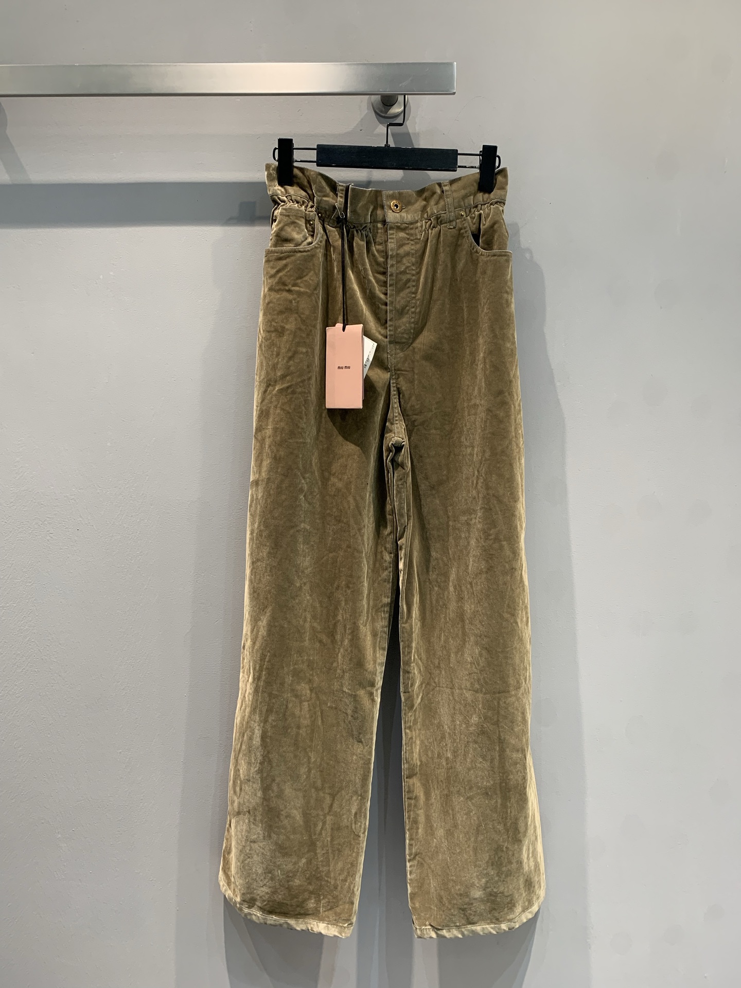 NO:334539,New model is shipped. Original development. Miumi*2025 early spring new retro old high-waist wide-leg long style. It uses imported velvet fabric, with high-quality texture and a crisp style. The unique old-fashioned process adds the texture of the years and highlights the personality attitude. The high-waist elastic waist design is comfortable and optimizes the body proportions. The loose wide-leg style covers the flesh and makes it look thin and first-class. Whether it is matched with a simple short top or a casual shirt, it can easily create a casual and fashionable street-breaking style. SML, miumiu, shirts, alexander wang19860909新款出货啦 原版开发 Miumi*2025早春新款复古做旧高腰阔腿长款.采用进口丝绒面料,质感高级,版型挺括.独特的做旧工艺,增添岁月质感,彰显个性态度.高腰松紧腰设计,舒适又能优化身材比例.宽松阔腿版型,遮肉显瘦一流,无论是搭配简约短上衣还是休闲衬衫,都能轻松打造出随性又时髦的炸街造型.码数SML,,miumiu,shirts,alexander wang,Women's clothing