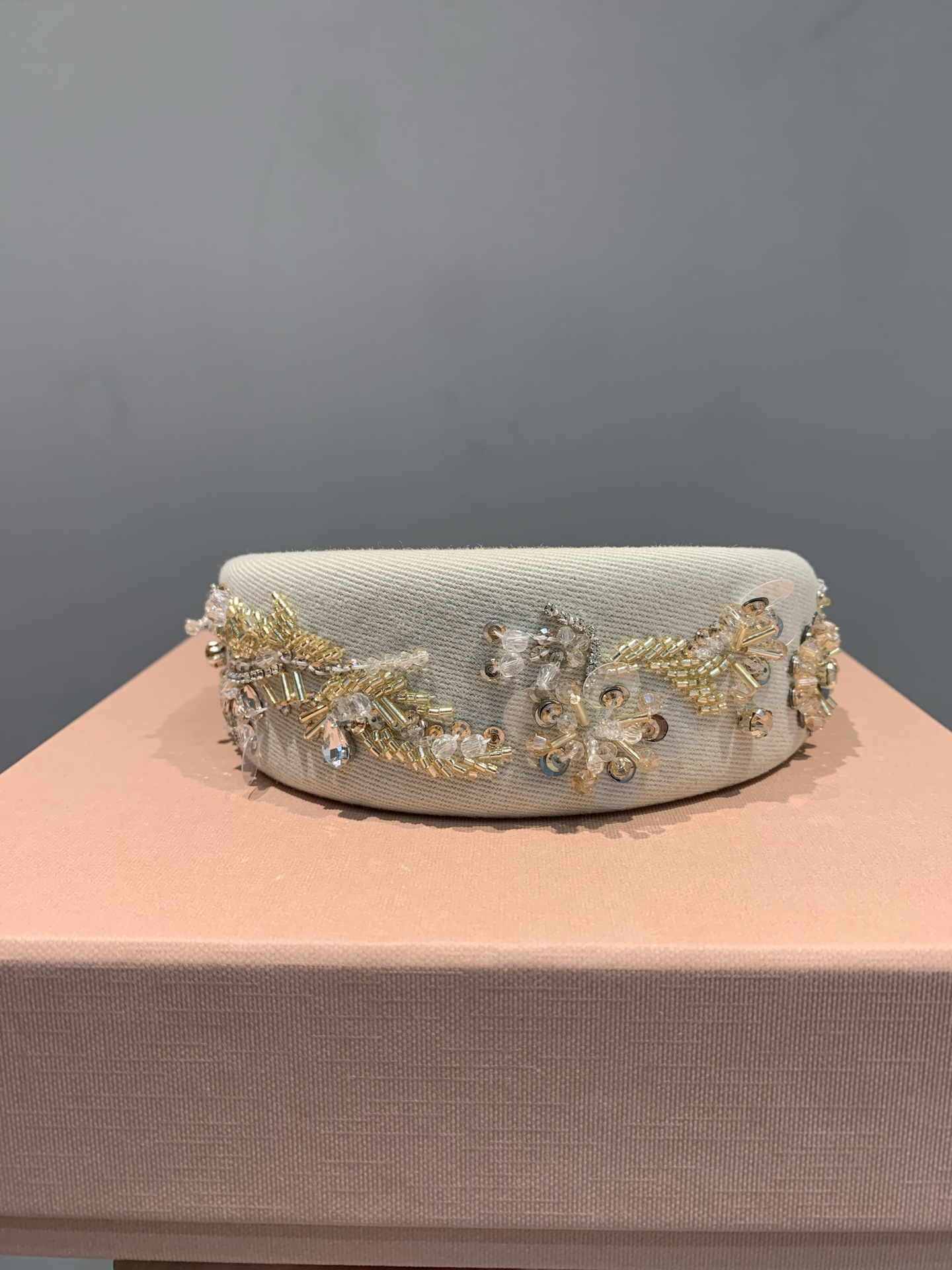 NO:332185,New models are shipped. Original development (full package) Miumi*2025 new heavy industry rhinestone headband. This headband uses a large number of beads, rhinestones and other elements for heavy industry decoration. The craftsmanship is complex and exquisite, showing a sense of gorgeousness. Its design can not only add highlights to the simple shape, but also create a delicate and fashionable feeling when paired with casual clothes. When paired with formal clothing such as evening wear, it can also add a bit of elegance and gorgeousness. It is a fashionable item that enhances the exquisiteness of the shape. One-size, miumiu, alexander wang19860909新款出货啦 原版开发（全套包装）Miumi*2025新款重工水钻发箍.这款发箍运用了大量珠饰、水钻等元素进行重工装饰,工艺复杂精细,彰显华丽感.其设计既可以为简约造型增添亮点,搭配休闲装能打造出精致时髦感；搭配晚装等正式服饰时,又能增添几分优雅华丽,是提升造型精致度的时尚单品.均码,,miumiu,alexander wang,Women's clothing