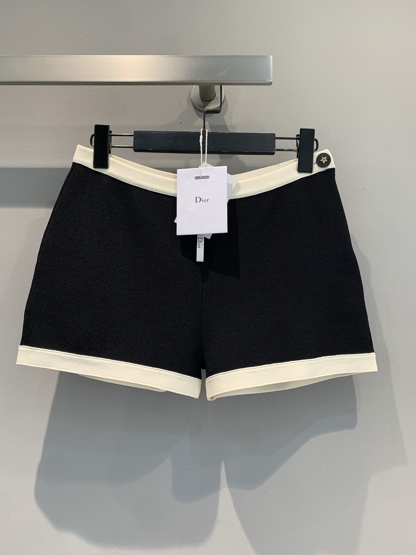 NO:332573,The new model is shipped. Original development CD2025 spring and summer new five-pointed star button black and white contrasting shorts, classic black and white color collision, outlining simple and atmospheric contours. The exquisite details are hidden ingenuity, and the brand elements are low-key to show luxury style. Select high-quality fabrics, soft and comfortable to touch, and wear them in a close-fitting manner. Whether it is a simple T-shirt to create a casual street style or a delicate top to attend a fashion party, it can be easily controlled, with 36 38 40, shorts, tees, t-shirt, alexander wang19860909新款出货啦 原版开发 CD2025春夏新款五角星扣黑白撞色短裤,经典黑白配色碰撞,勾勒简约大气轮廓.精致细节处暗藏巧思,品牌元素低调彰显奢华格调.甄选优质面料,触感柔软舒适,贴身穿着自在无拘.无论是搭配简约T恤打造休闲街头风,还是配上精致上衣出席时尚聚会,它都能轻松驾驭,码数36 38 40,,shorts,tees，t-shirt,alexander wang,Women's clothing