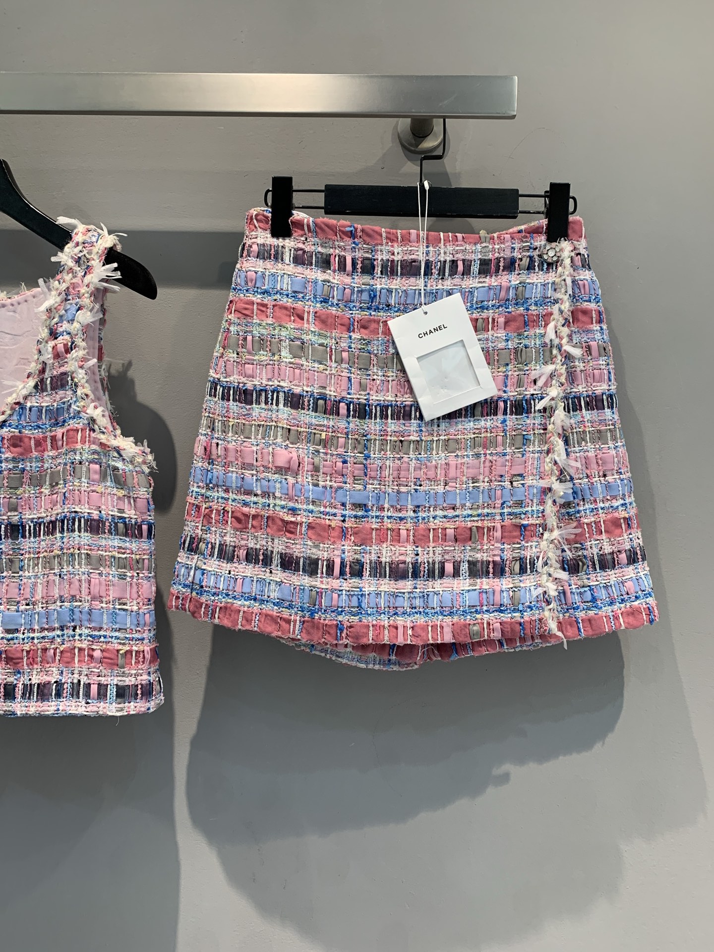 NO:332574,New model is shipped. Original development. C home 2025 spring and summer new colored plaid tweed trousers skirt. Multi-color interwoven woven plaid pattern, classic tweed material, excellent texture, and each thread of texture tells exquisite craftsmanship. The side tassel details add playful charm and swaying when walking. High-waisted design, adapted to various tops, easily create fashionable styles, helping you to bloom charming in any occasion. Number of 36 38 40, chanel, skirts, alexander wang19860909新款出货啦 原版开发 C家2025春夏新款彩色格纹毛边粗花呢裤裙.多色彩交织编织格纹图案,经典粗花呢材质,质感上乘,每一丝纹理都诉说着精湛工艺.侧边流苏细节,增添俏皮韵味,行走间摇曳生姿.高腰设计,适配各种上衣,轻松打造时髦造型,助你在任何场合都绽放迷人魅力.码数36 38 40,,chanel,skirts,alexander wang,Women's clothing